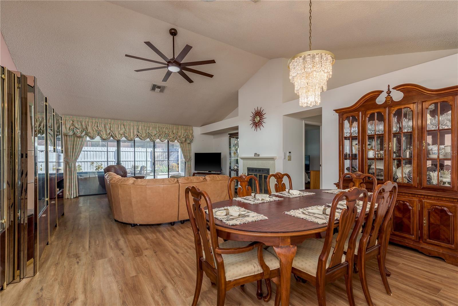 Image 11 of 52 For 14931 Redcliff Drive