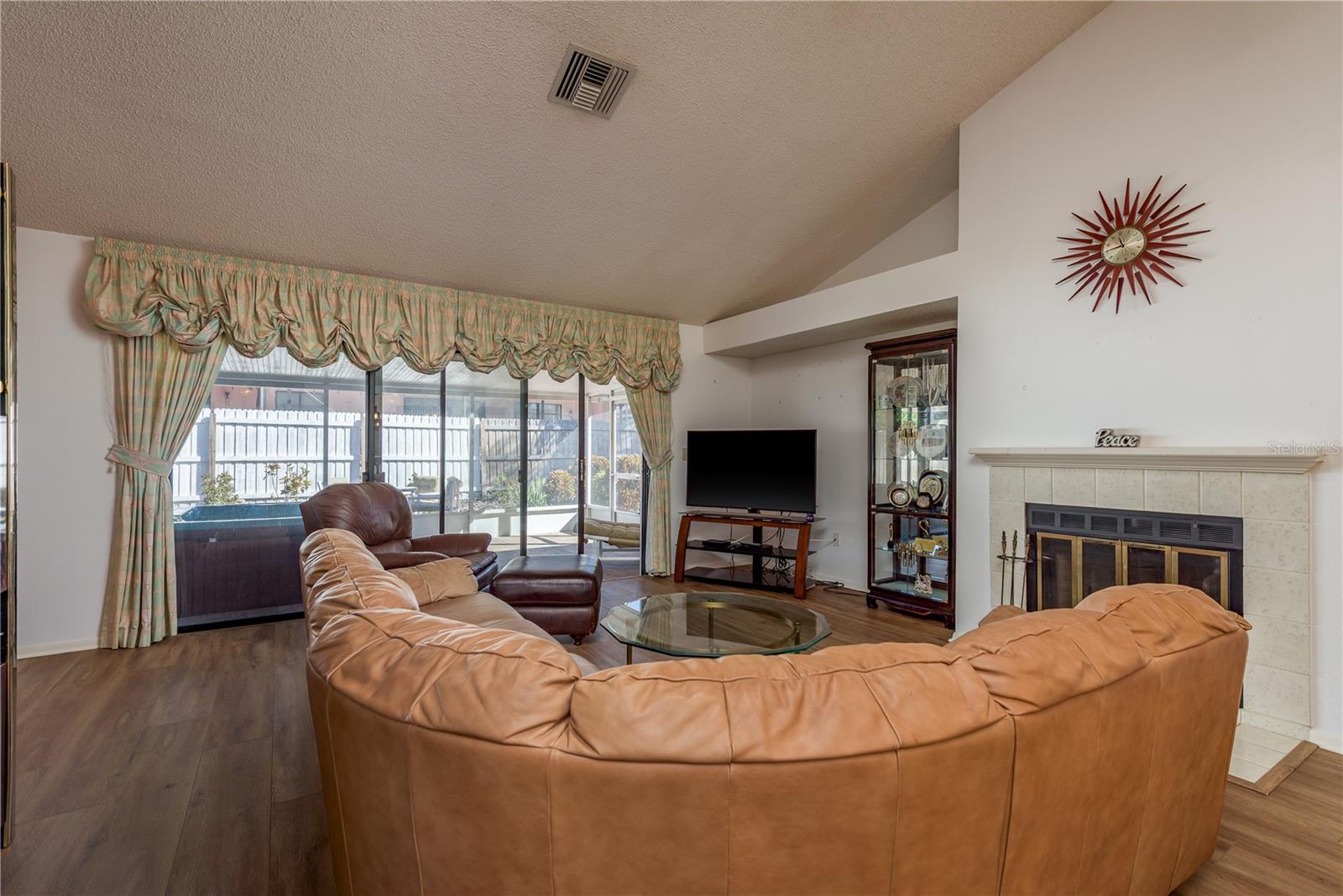 Image 12 of 52 For 14931 Redcliff Drive