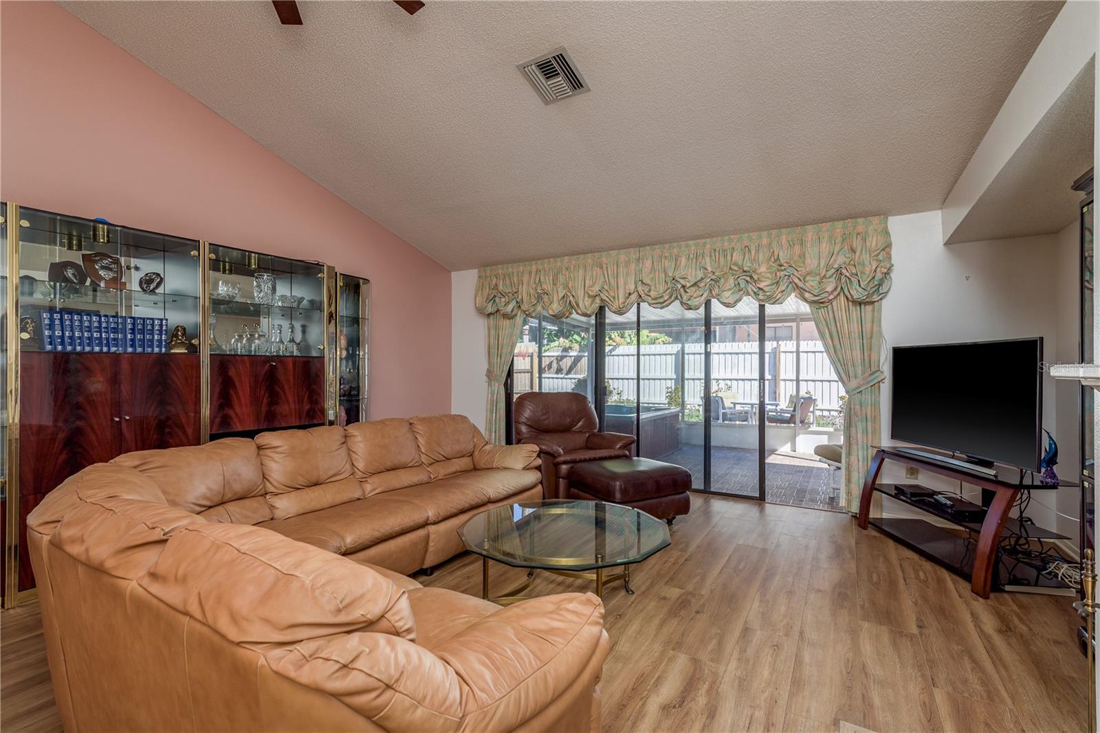 Image 13 of 52 For 14931 Redcliff Drive