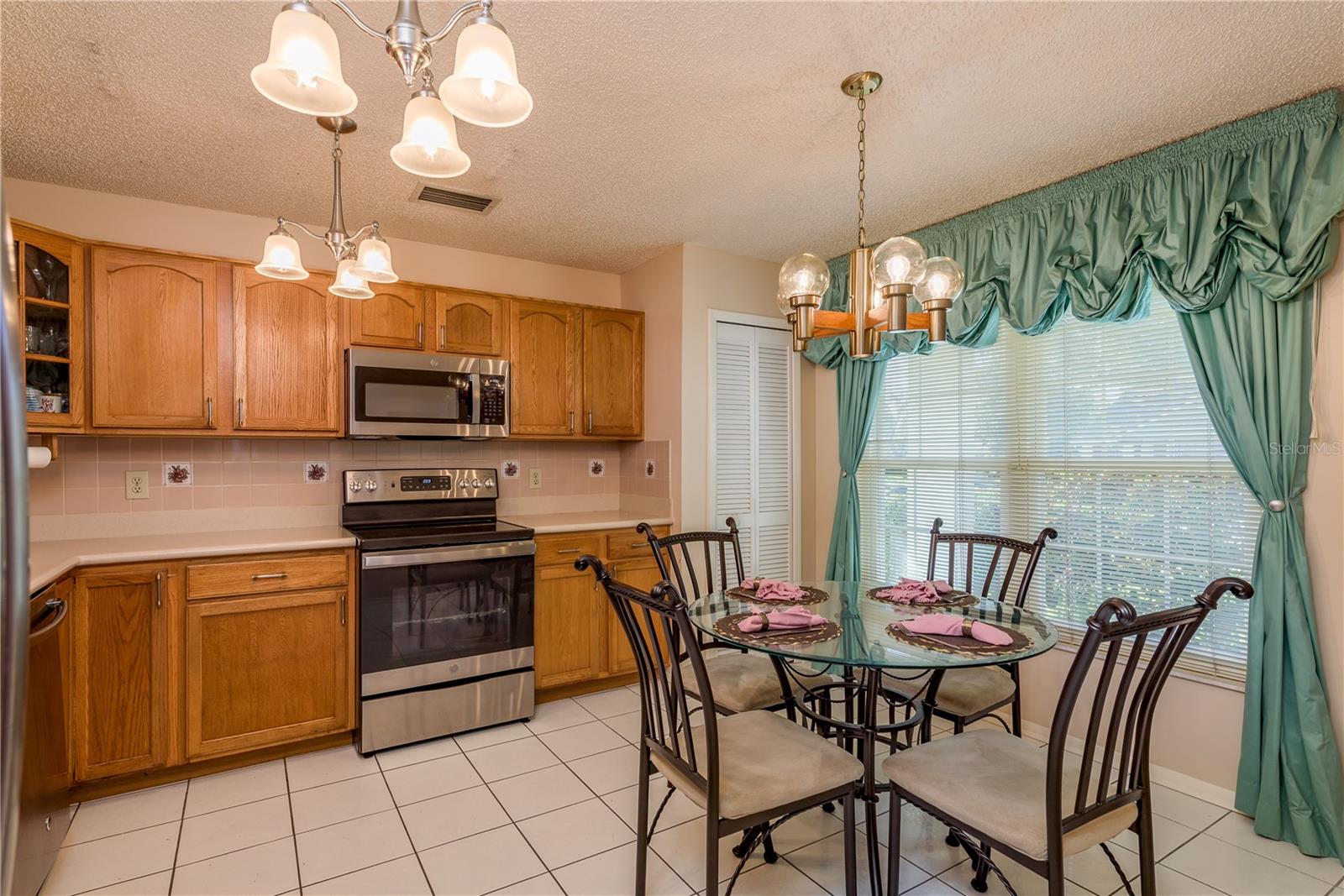 Image 18 of 52 For 14931 Redcliff Drive