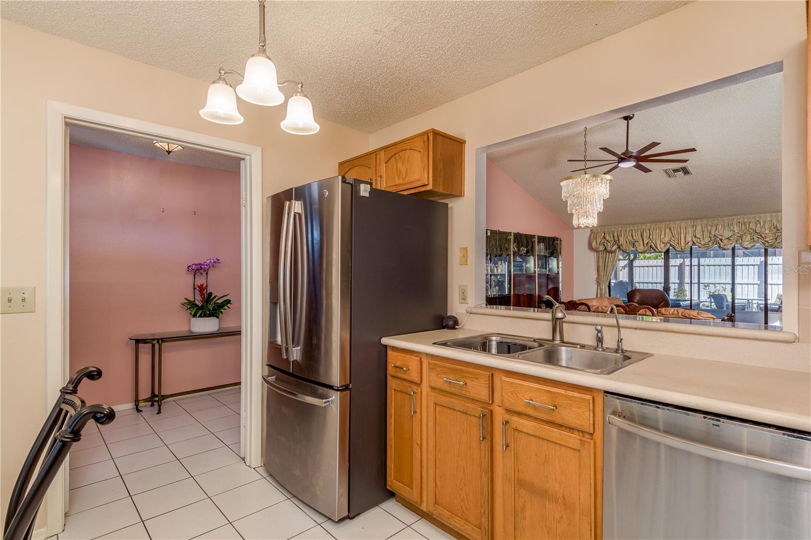 Image 21 of 52 For 14931 Redcliff Drive