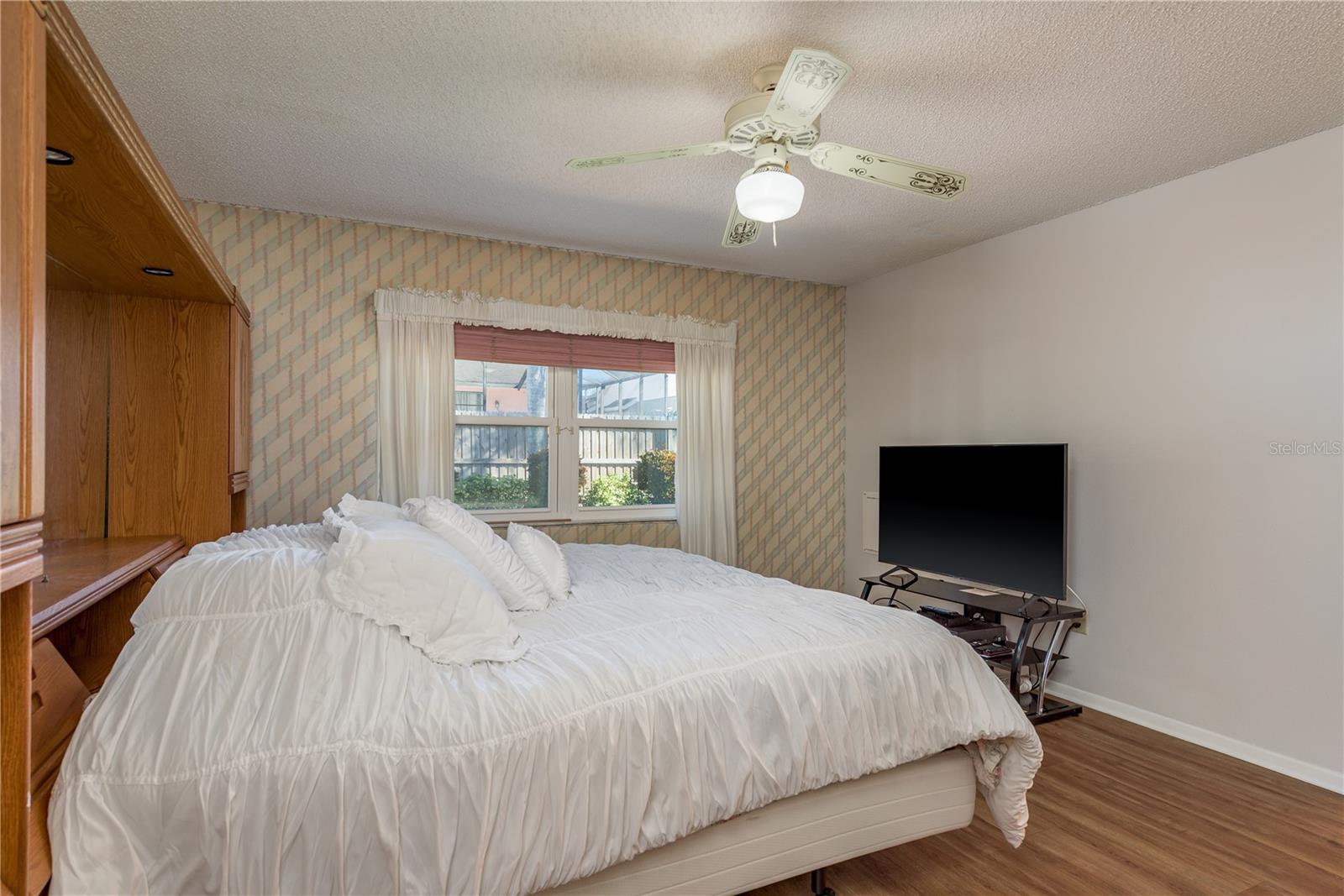 Image 22 of 52 For 14931 Redcliff Drive