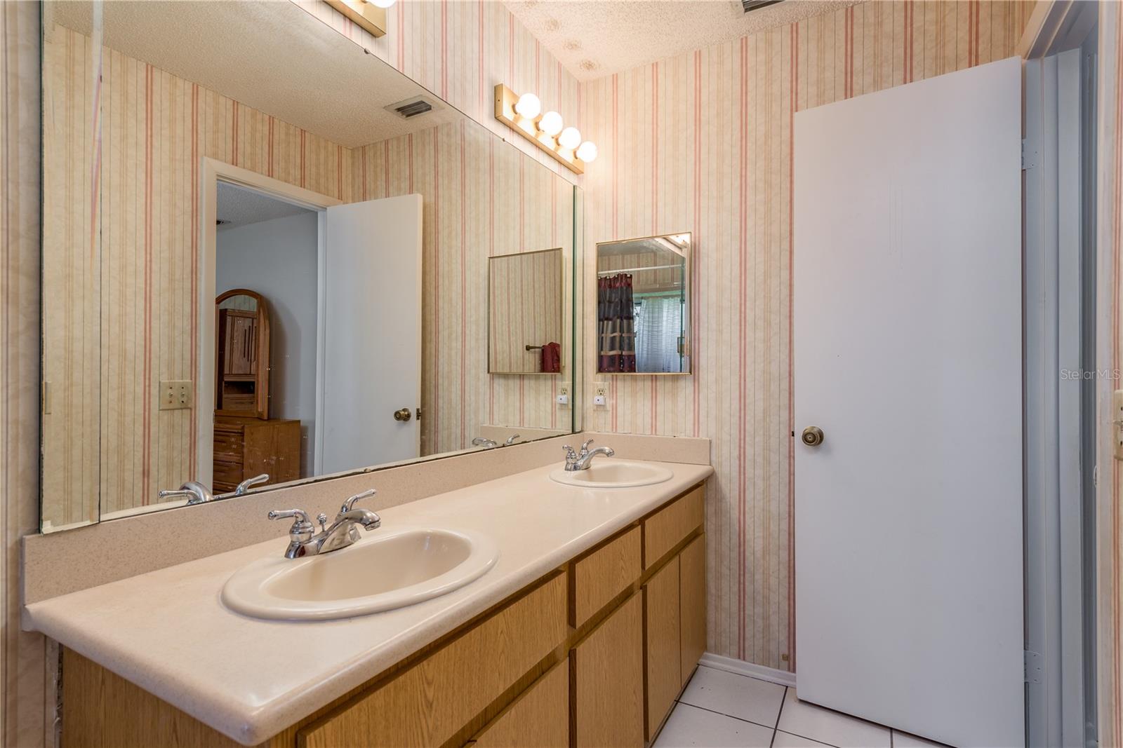 Image 26 of 52 For 14931 Redcliff Drive