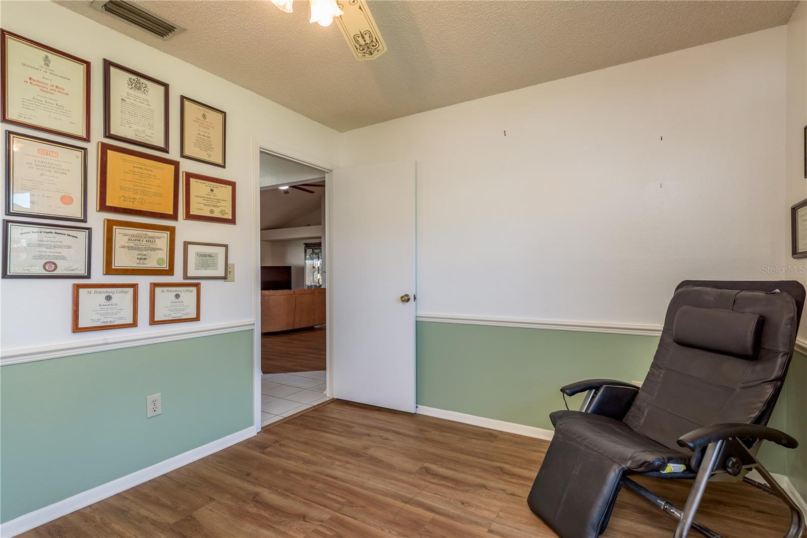 Image 28 of 52 For 14931 Redcliff Drive