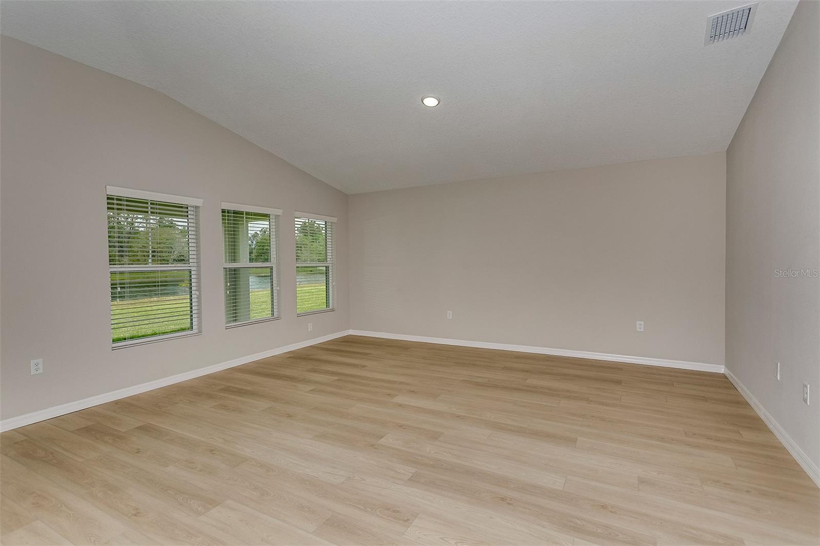 Image 18 of 26 For 1049 Foreshore Lane