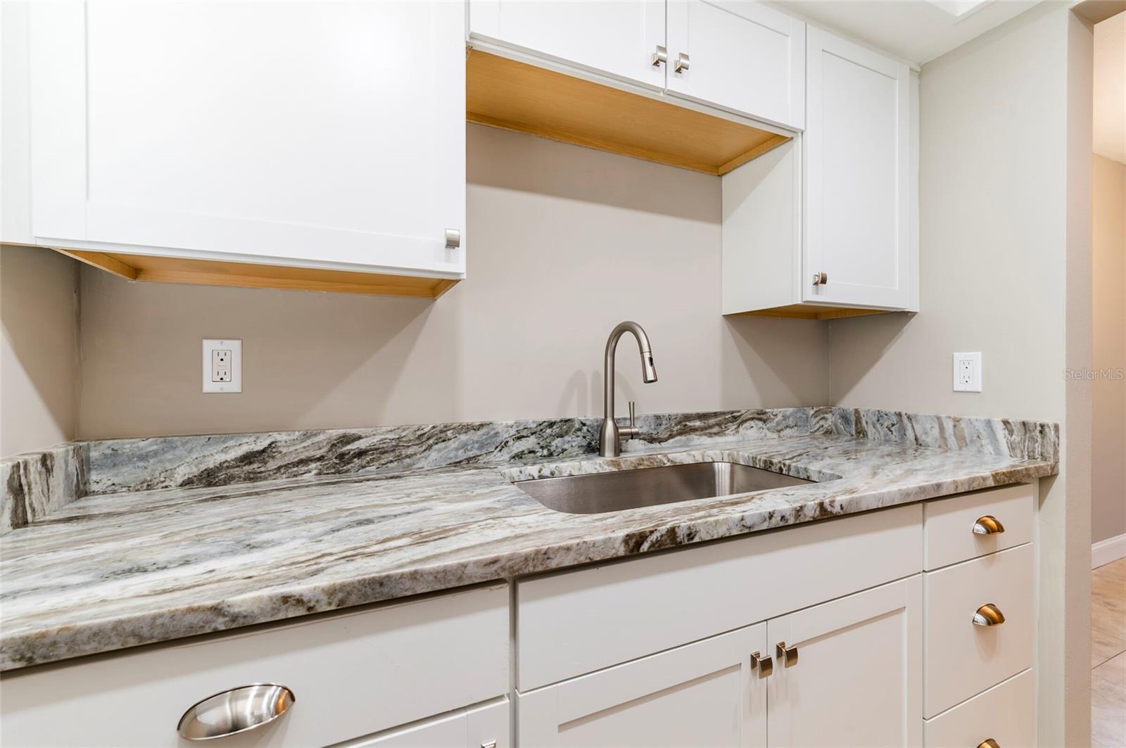 Image 5 of 15 For 1221 Drew Street B9