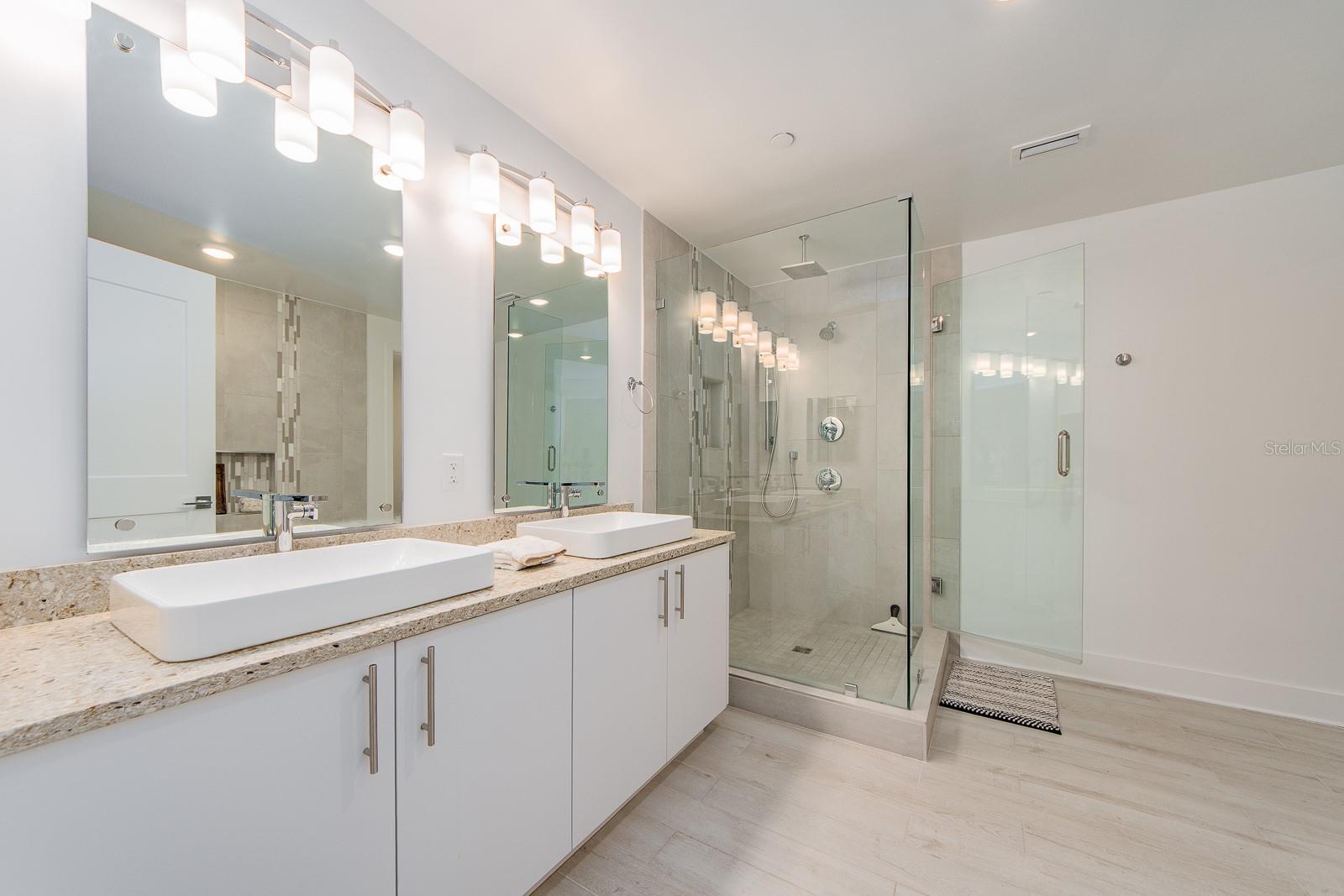 Image 23 of 62 For 15 Avalon Street 402