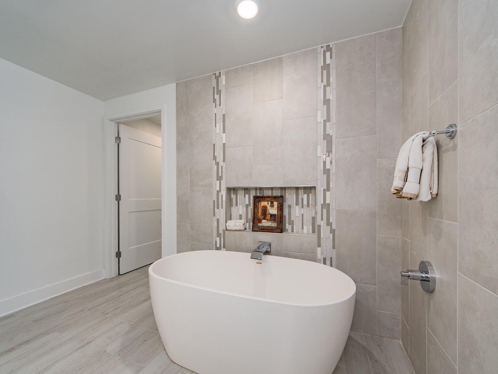 Image 25 of 62 For 15 Avalon Street 402