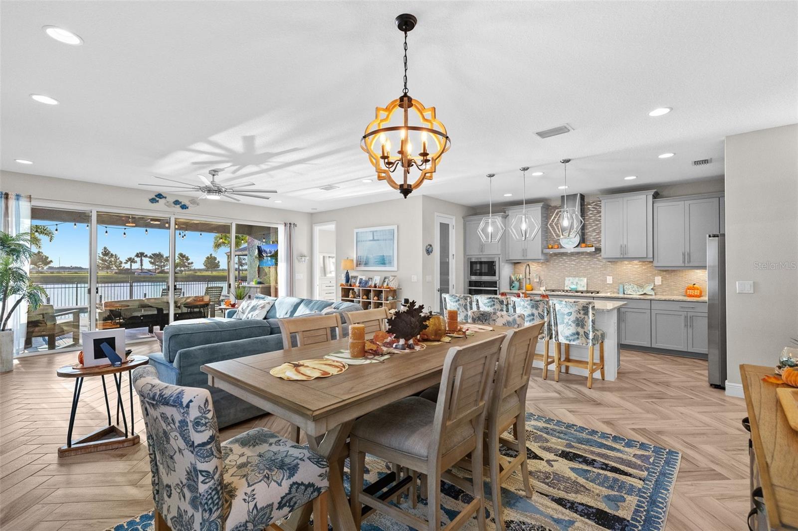 Listing photo id 8 for 5822 Silver Sun Drive