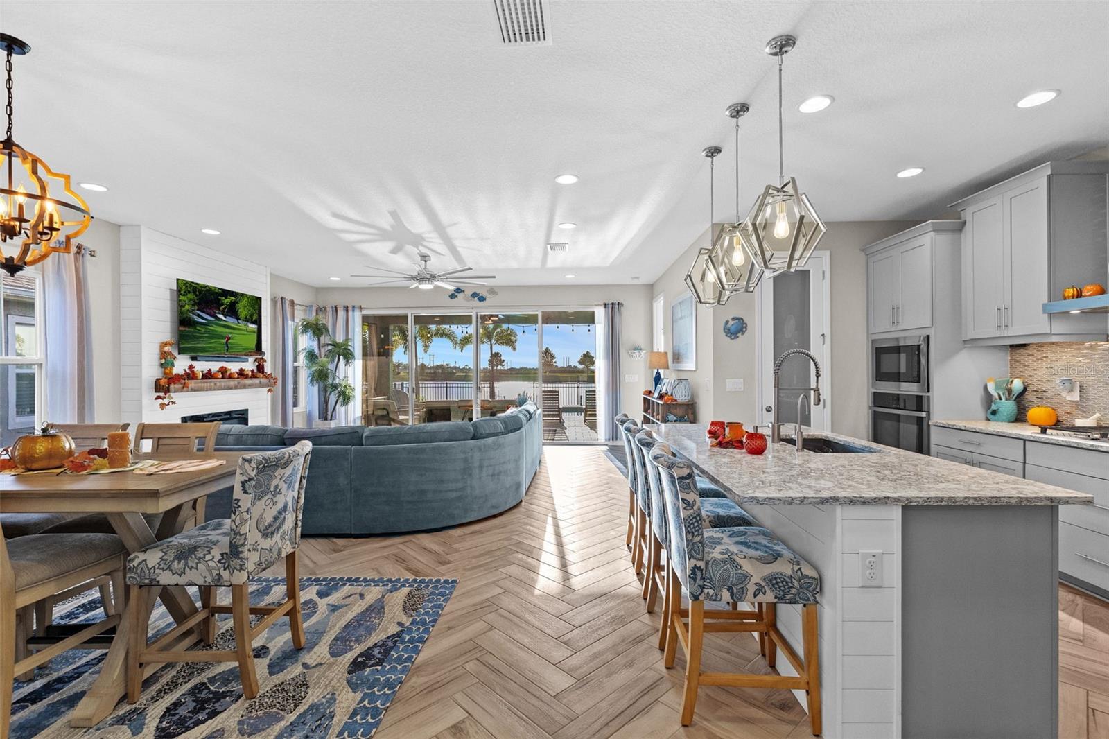 Listing photo id 11 for 5822 Silver Sun Drive