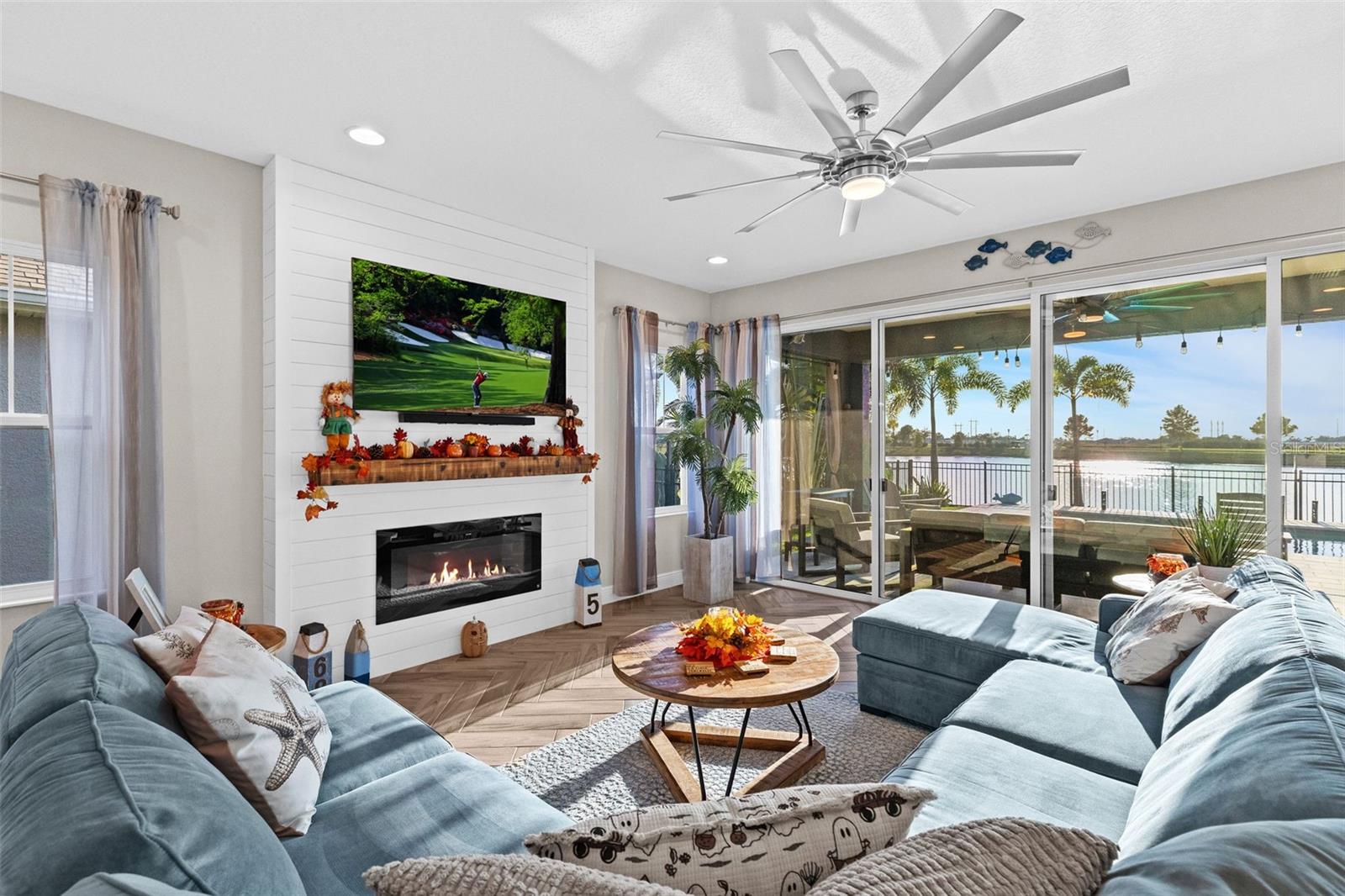 Listing photo id 12 for 5822 Silver Sun Drive