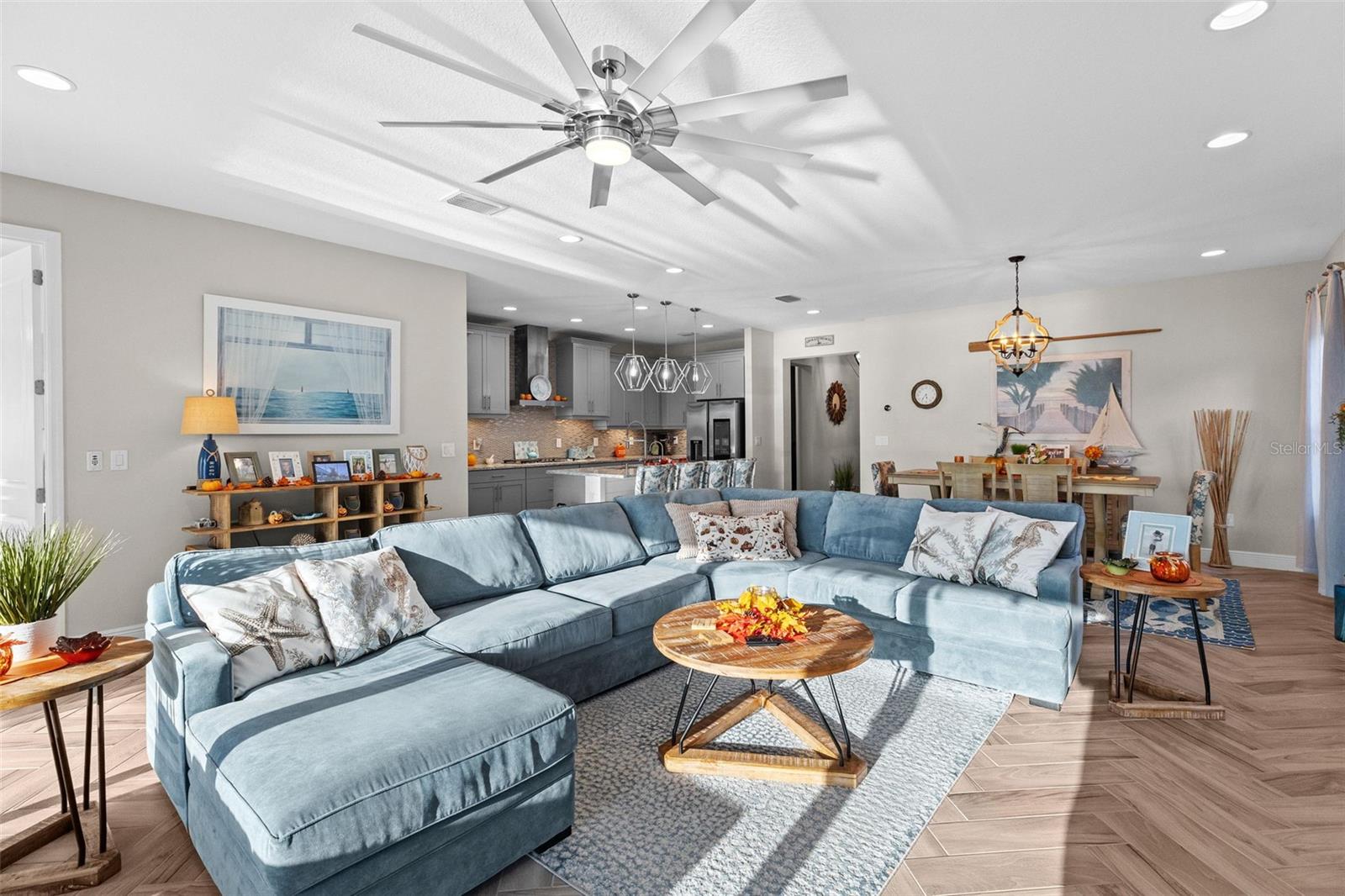 Listing photo id 13 for 5822 Silver Sun Drive