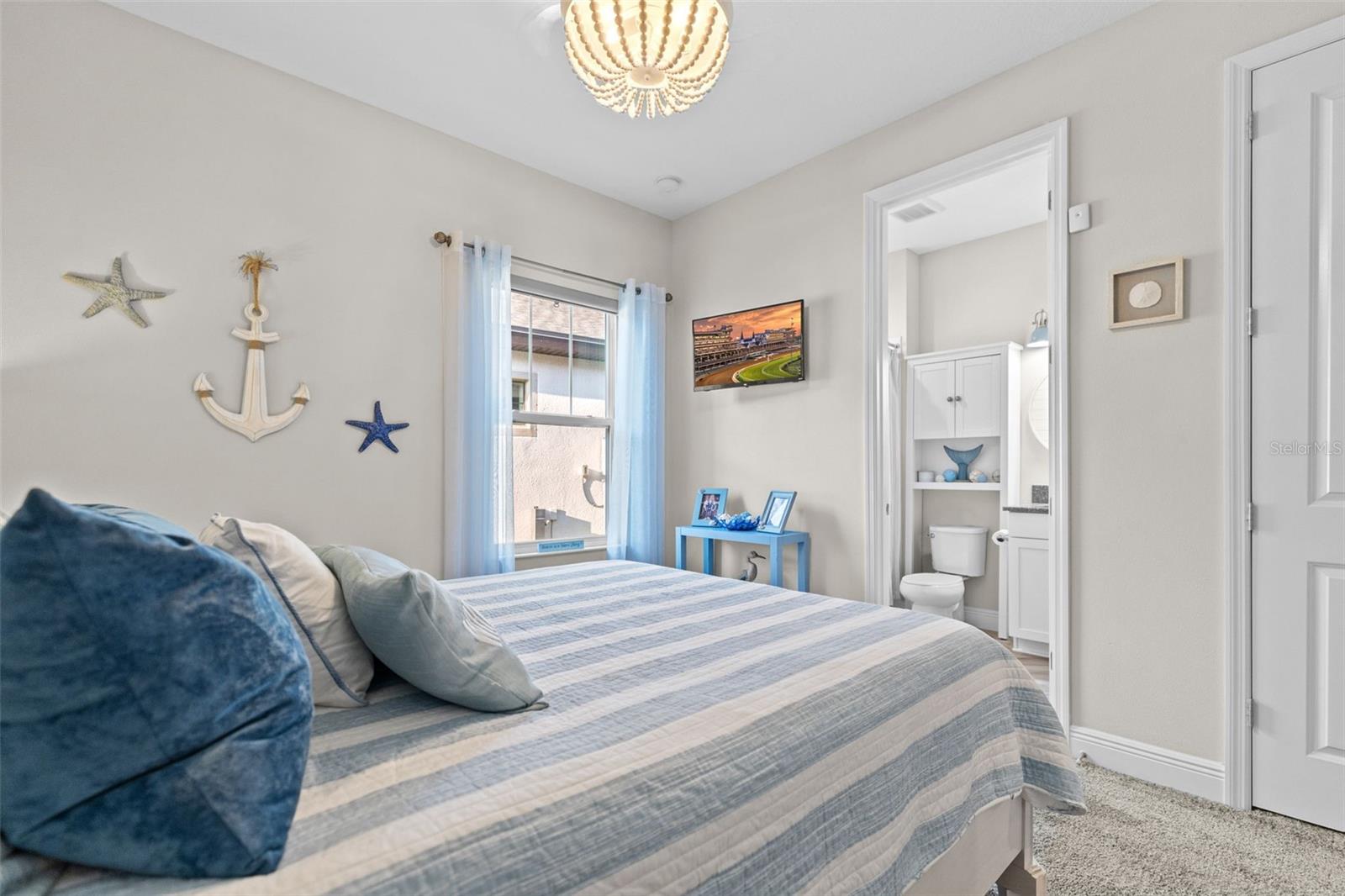 Listing photo id 25 for 5822 Silver Sun Drive