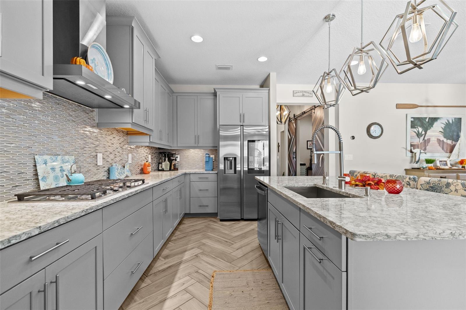 Listing photo id 3 for 5822 Silver Sun Drive