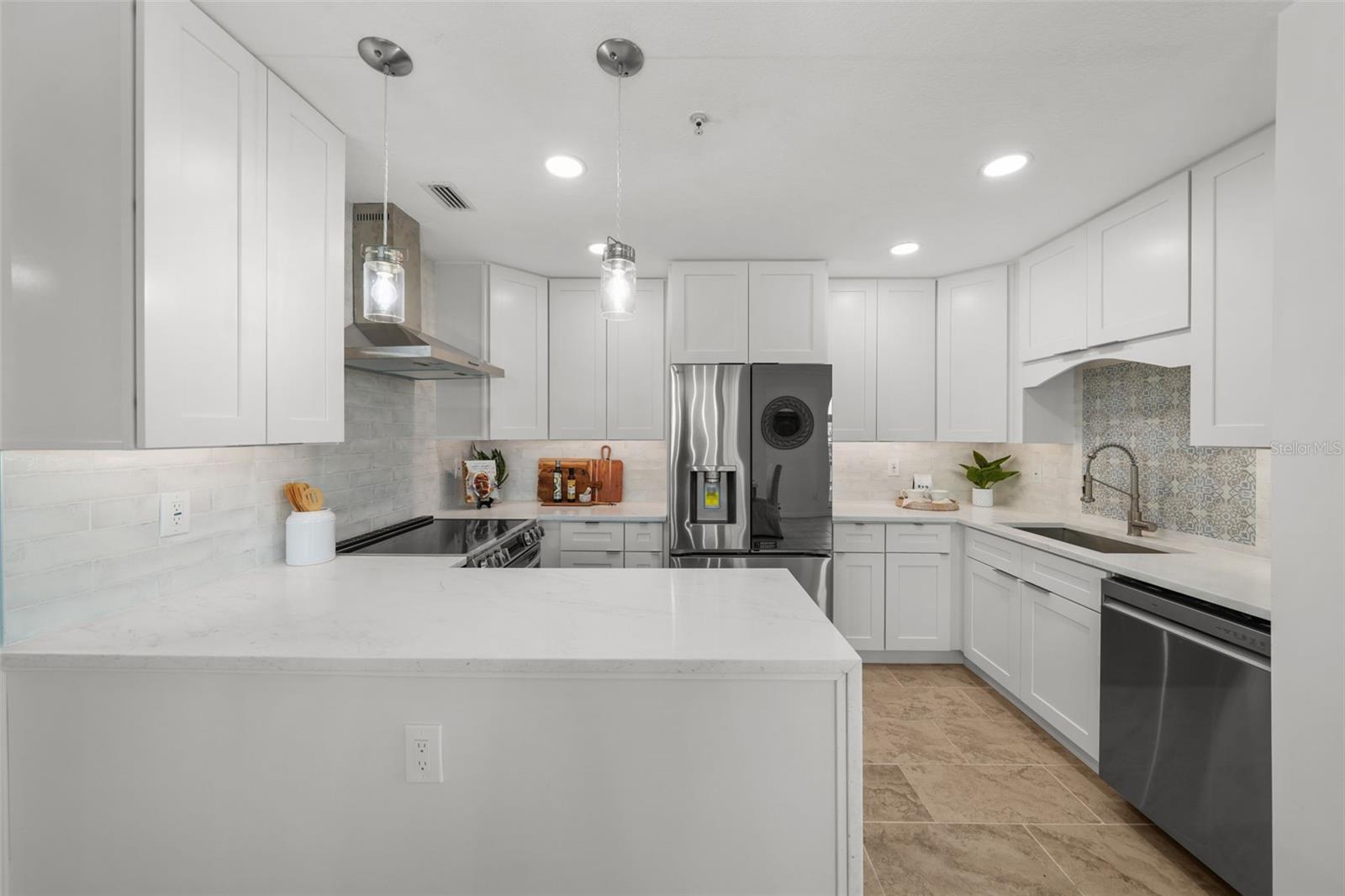 Image 24 of 89 For 17960 Gulf Boulevard 225