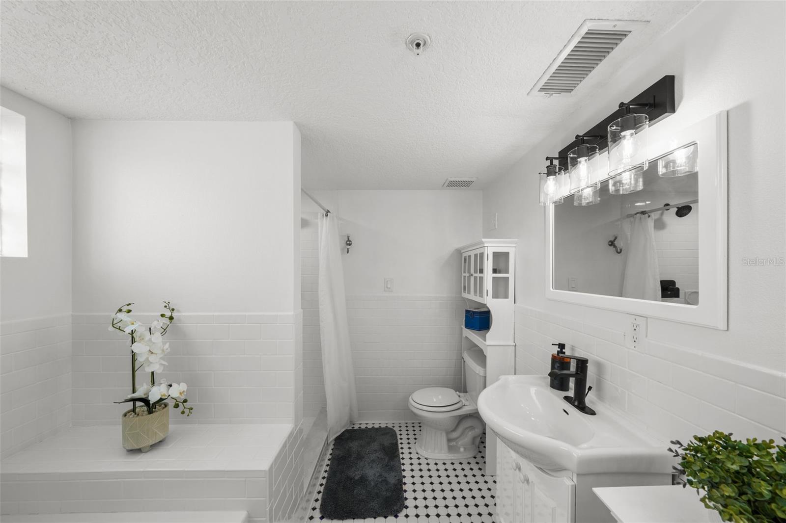 Image 43 of 89 For 17960 Gulf Boulevard 225