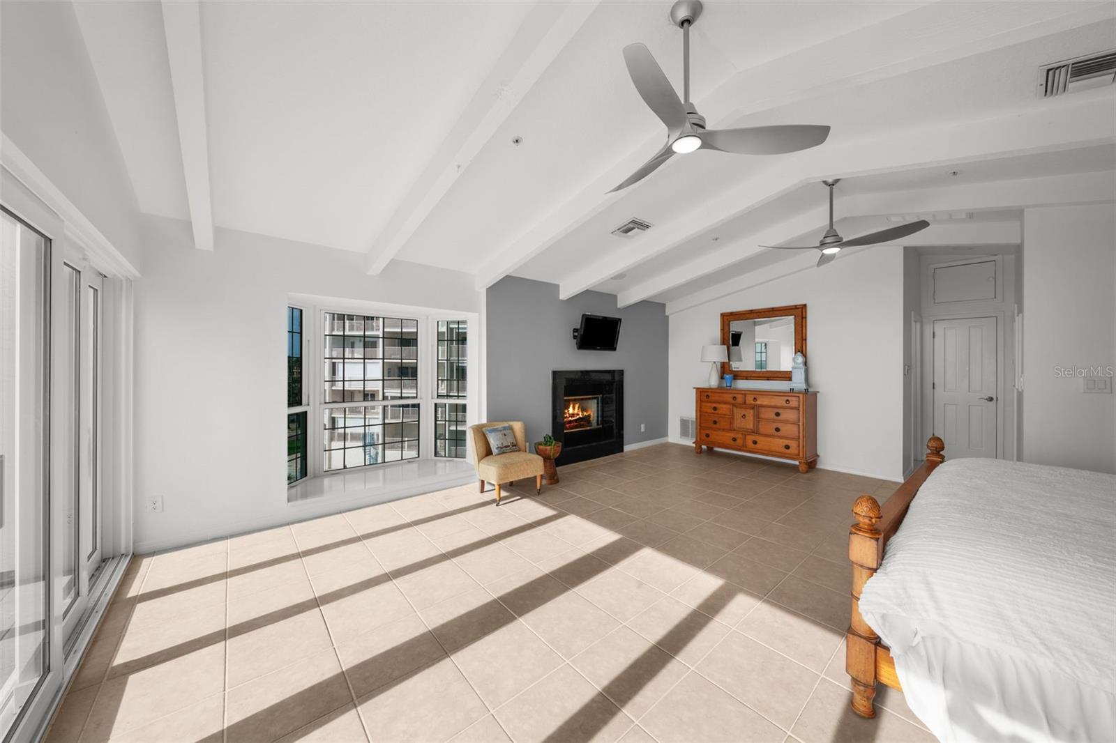 Image 61 of 89 For 17960 Gulf Boulevard 225