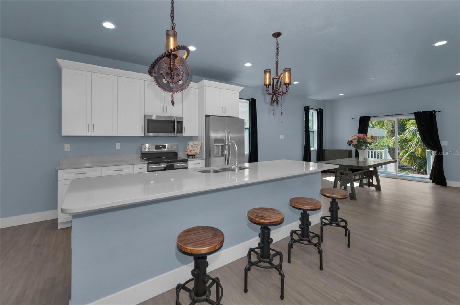 Listing photo id 8 for 8716 Brooks Street