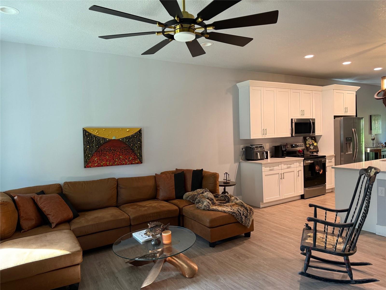 Listing photo id 3 for 8716 Brooks Street