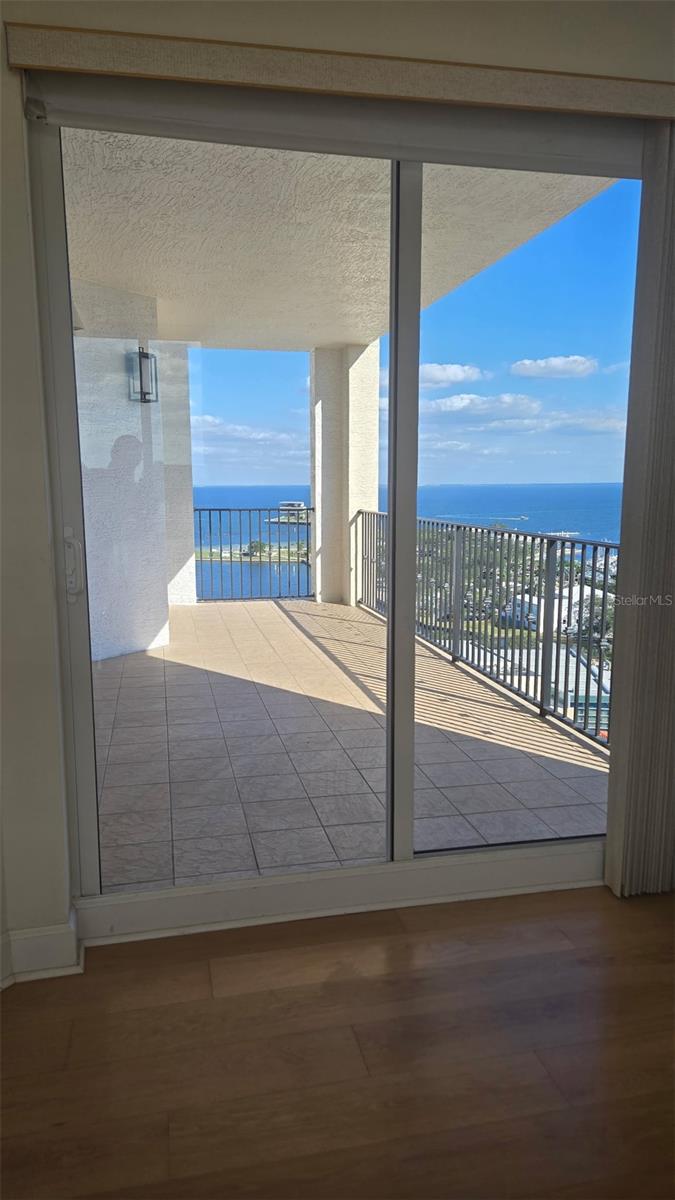 Listing photo id 11 for 300 Beach Drive Ne 1604