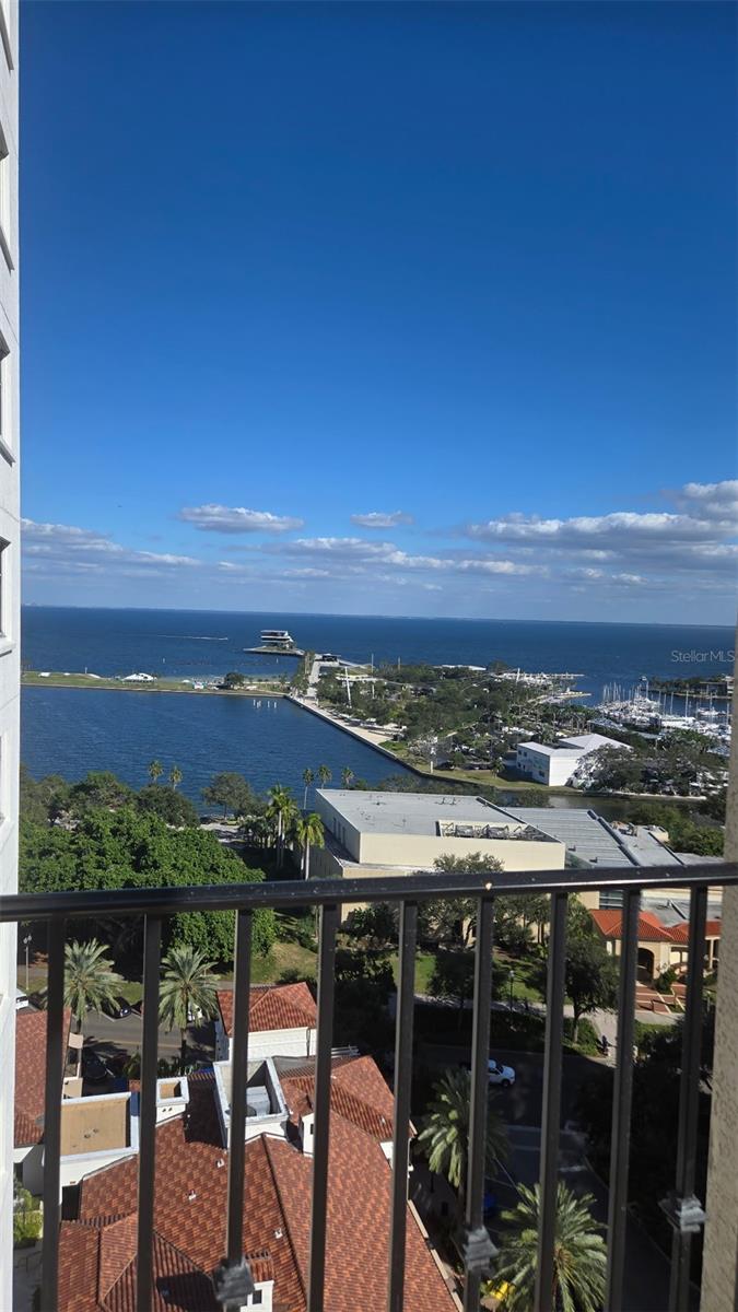 Listing photo id 3 for 300 Beach Drive Ne 1604