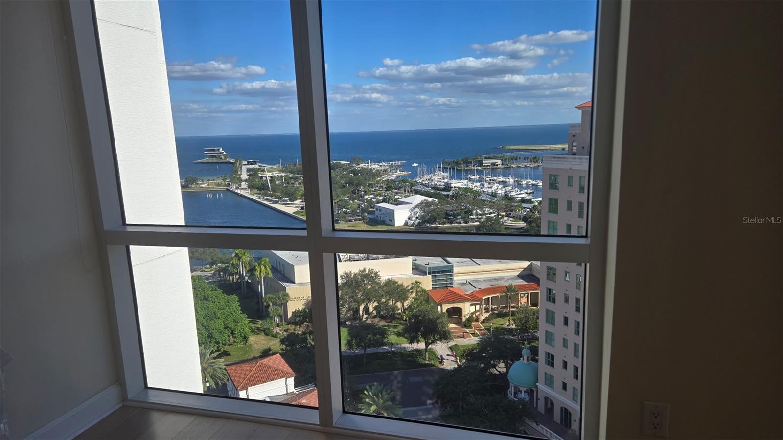 Listing photo id 6 for 300 Beach Drive Ne 1604