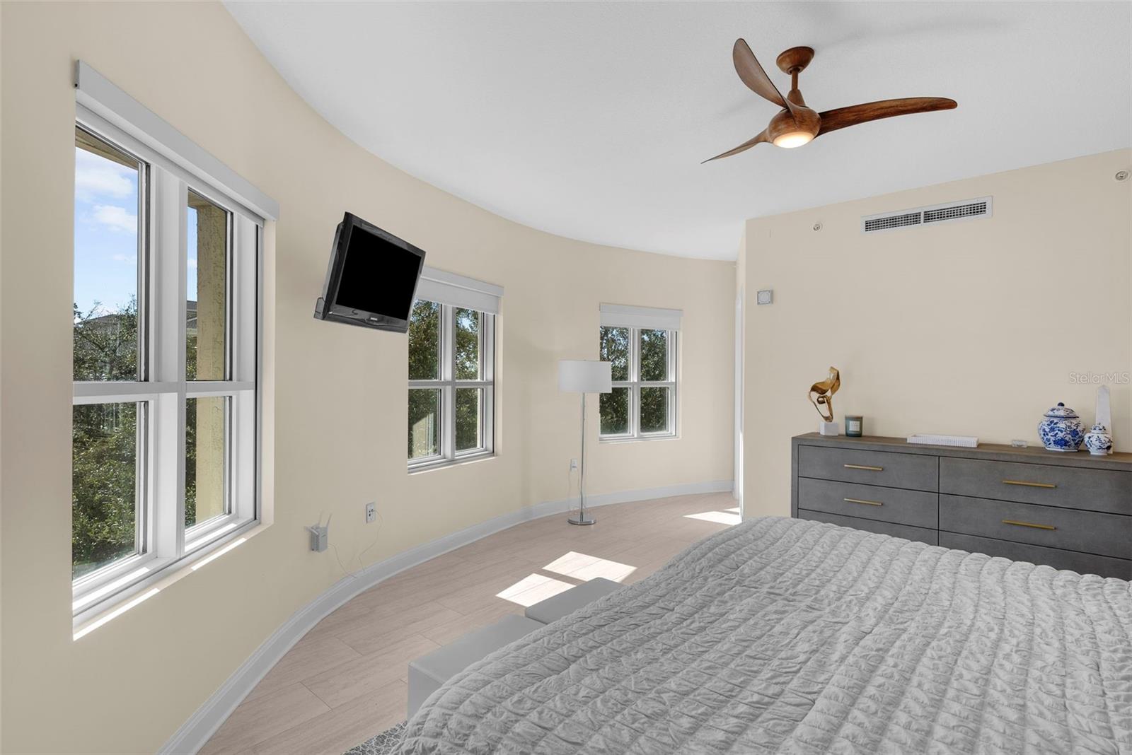 Listing photo id 70 for 450 Knights Run Avenue 405