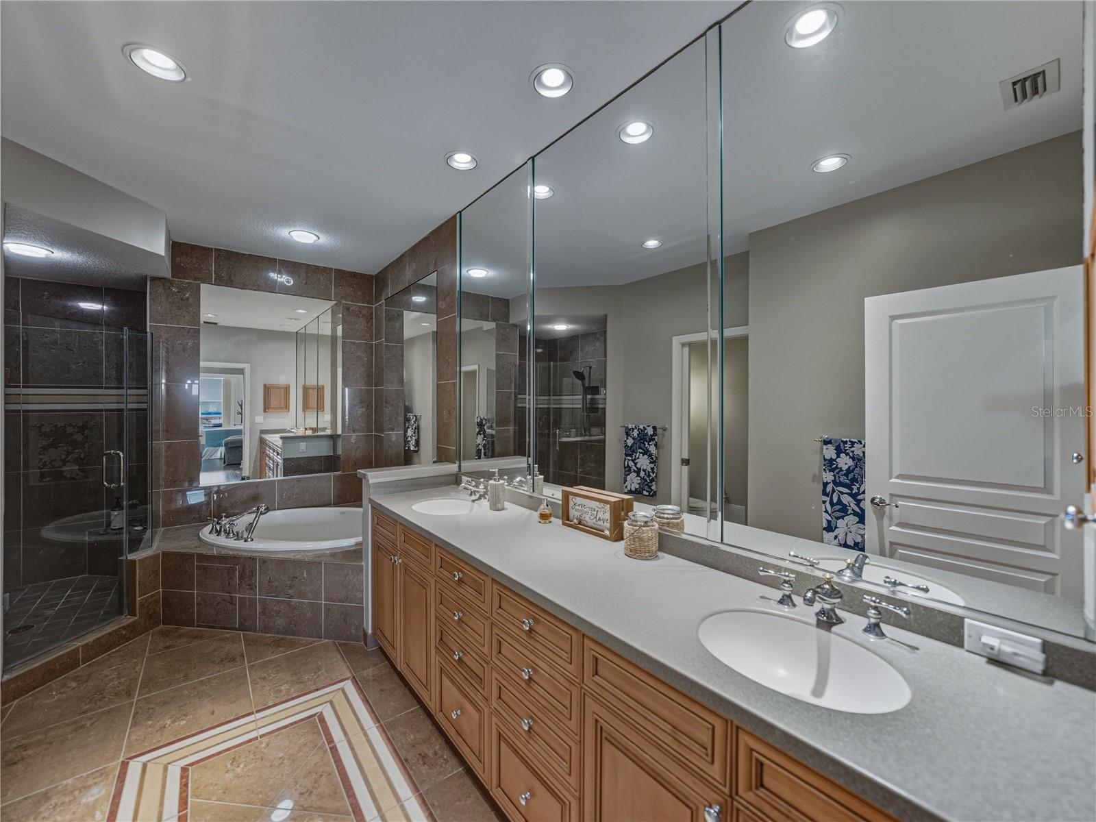 Image 23 of 38 For 18700 Gulf Boulevard 5