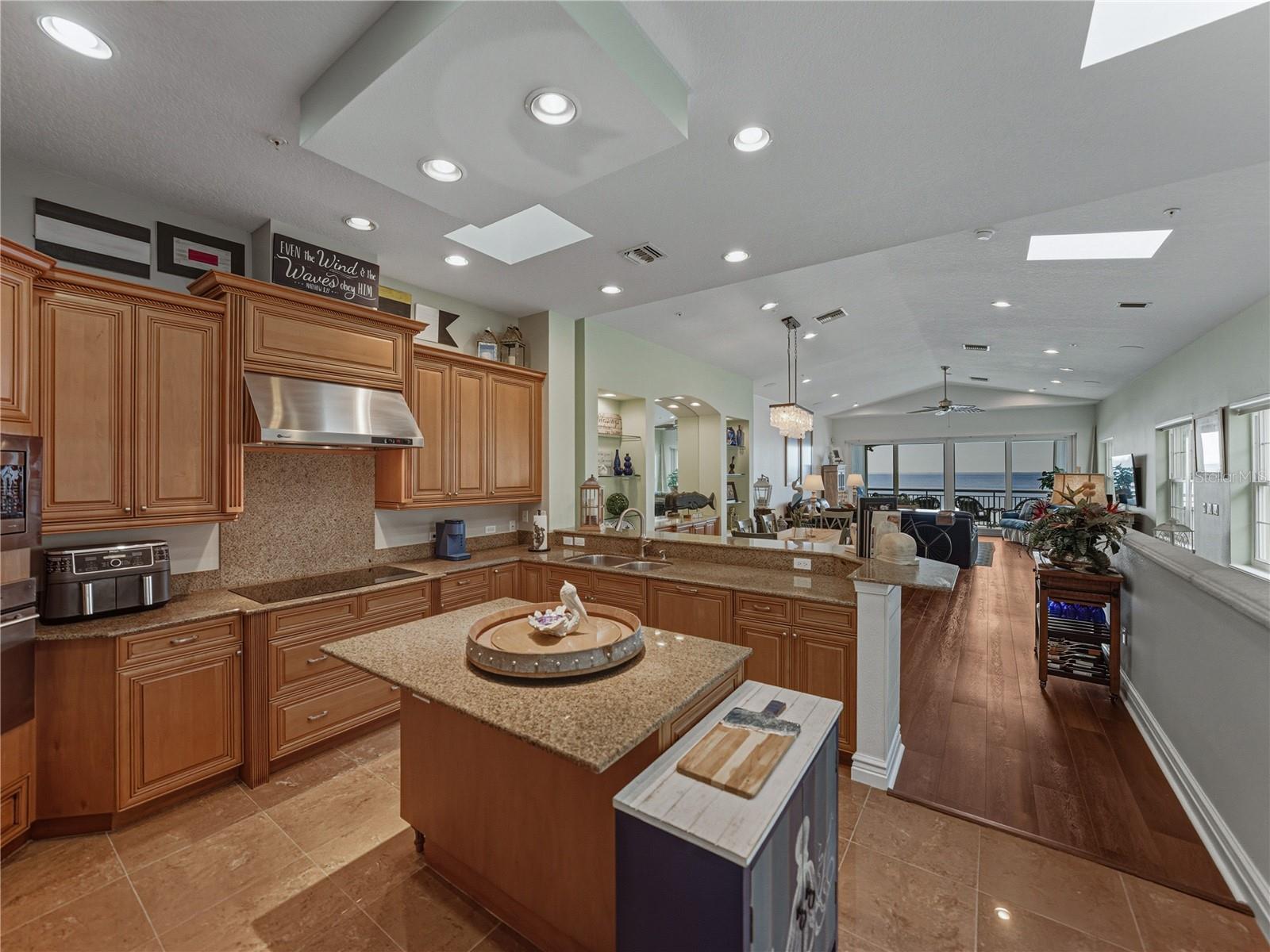 Image 7 of 38 For 18700 Gulf Boulevard 5