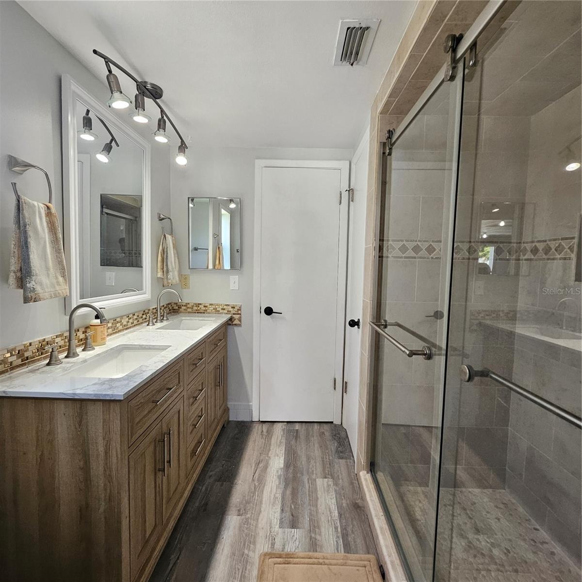 Image 25 of 27 For 6008 Firefly Lane