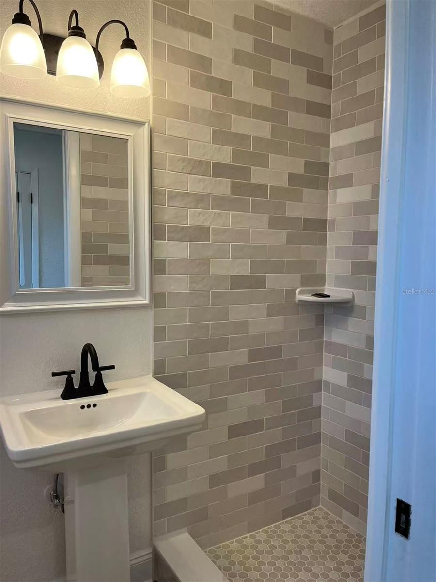 Image 7 of 14 For 11093 54th Avenue N