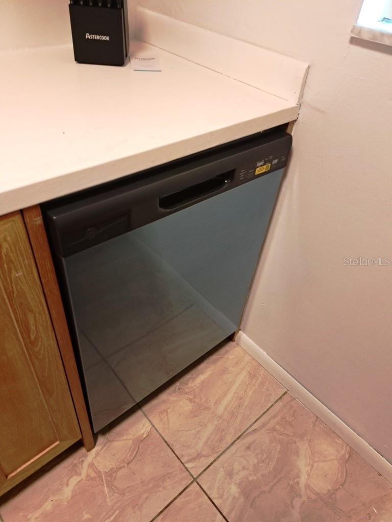 Image 10 of 23 For 2005 Greenbriar Boulevard 1