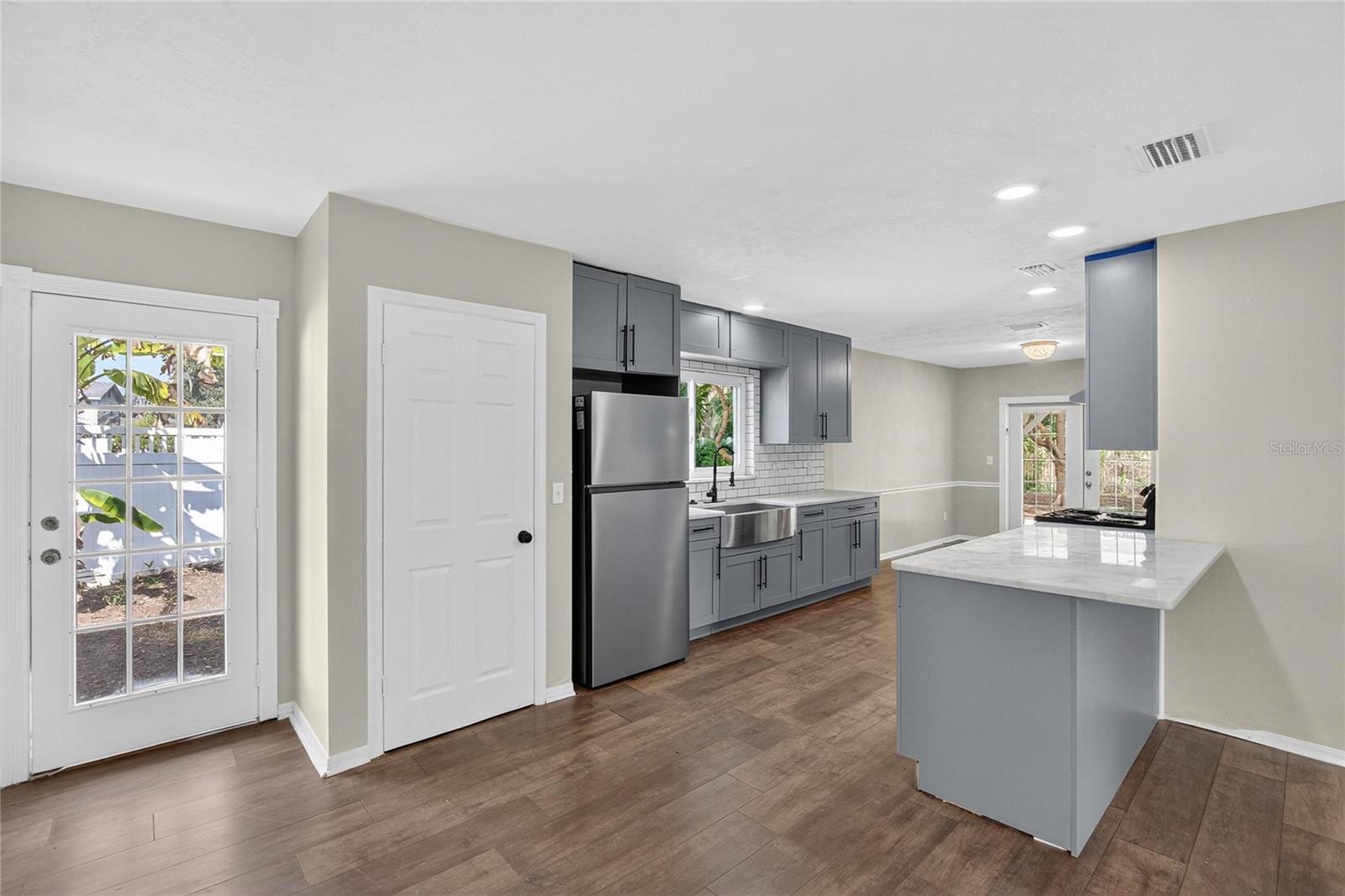 Image 11 of 52 For 206 Van Gogh Circle