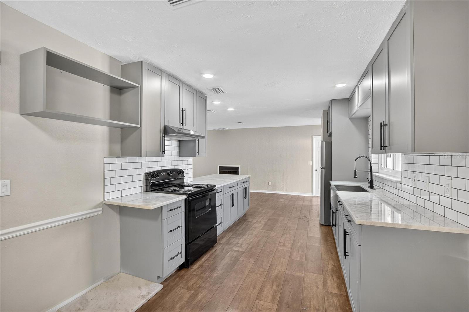 Image 16 of 52 For 206 Van Gogh Circle