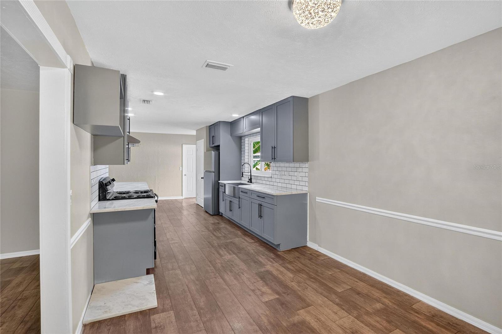 Image 17 of 52 For 206 Van Gogh Circle