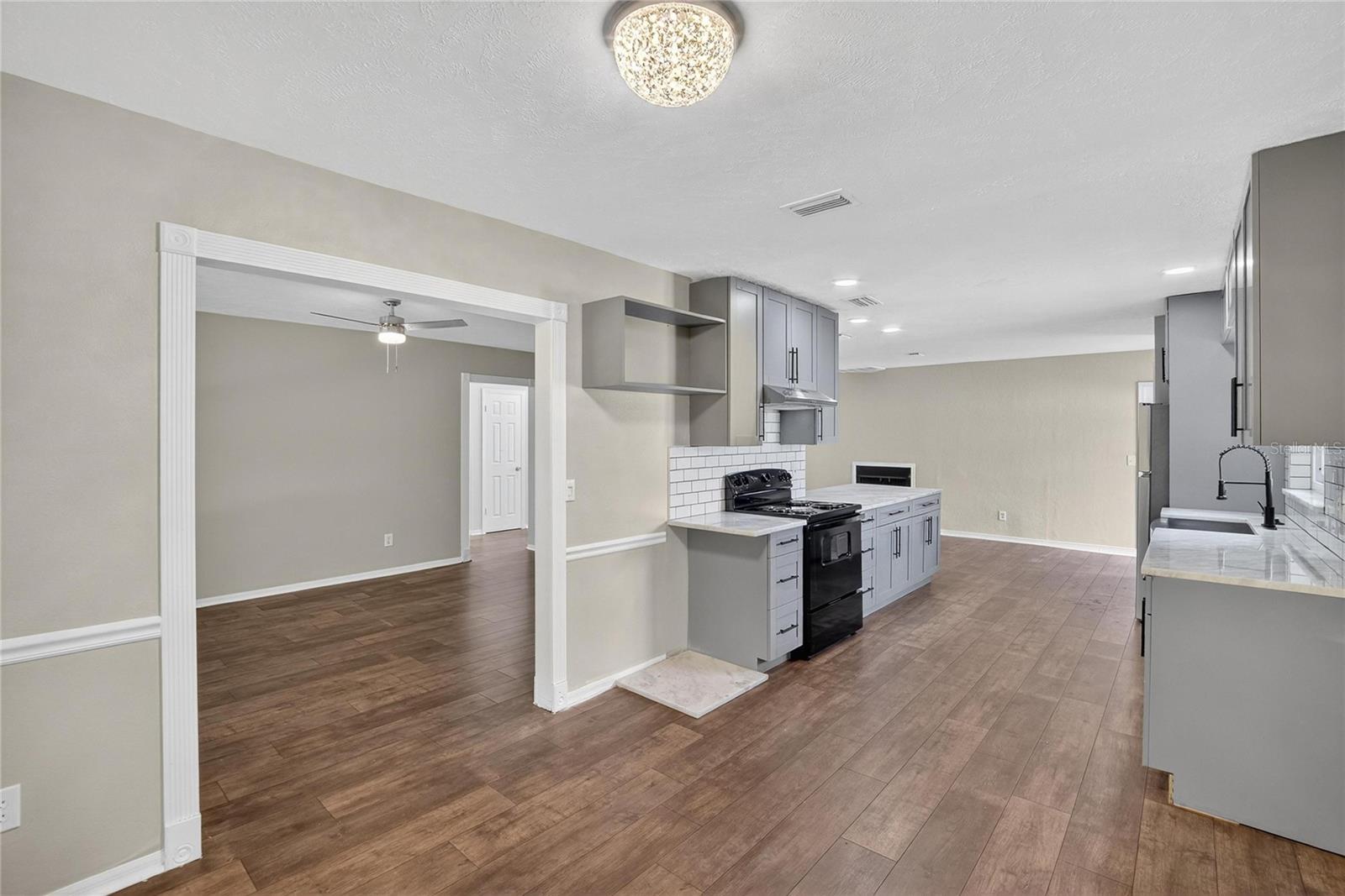 Image 18 of 52 For 206 Van Gogh Circle