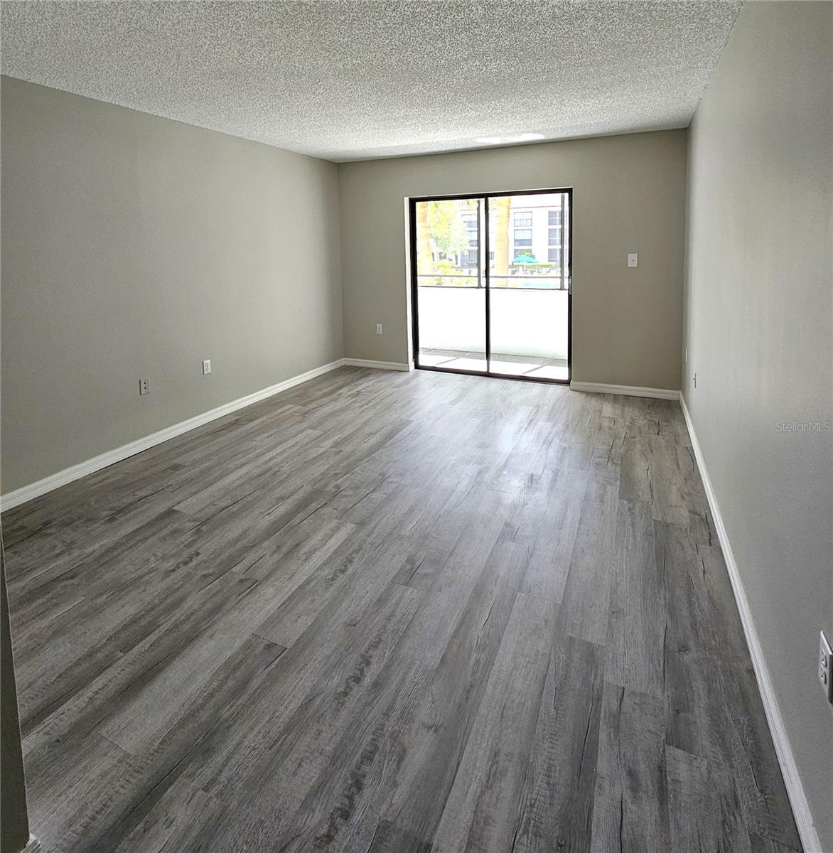 Image 3 of 13 For 2587 Countryside Boulevard 6207