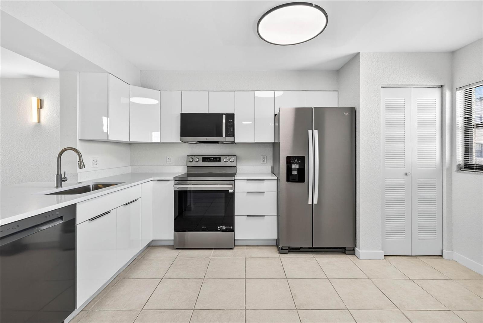 Image 10 of 65 For 900 Cove Cay Drive 6e