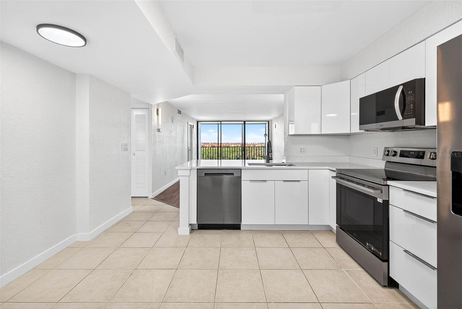 Image 12 of 65 For 900 Cove Cay Drive 6e