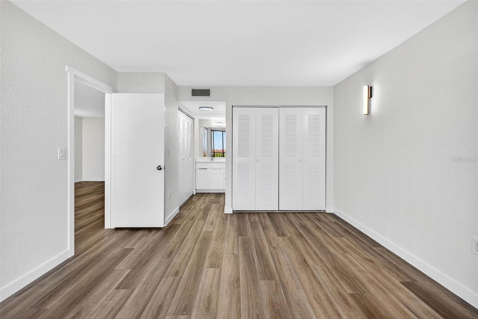 Image 15 of 65 For 900 Cove Cay Drive 6e