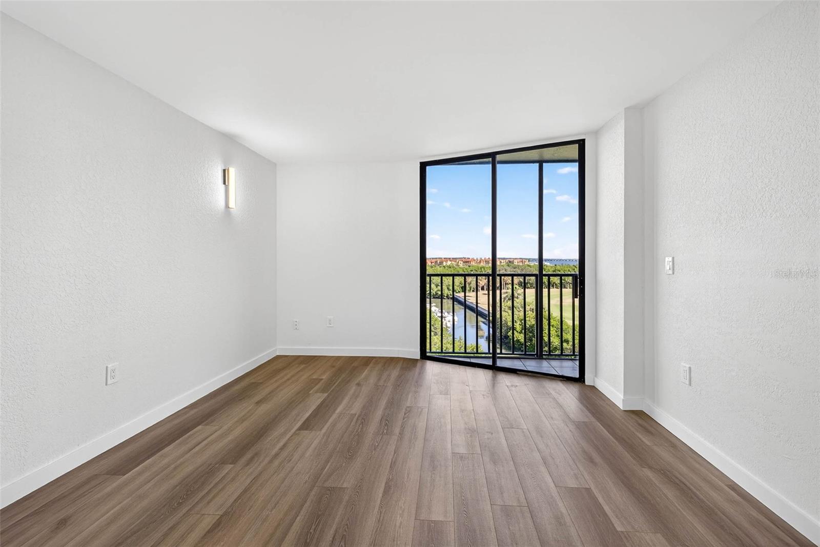 Image 18 of 65 For 900 Cove Cay Drive 6e