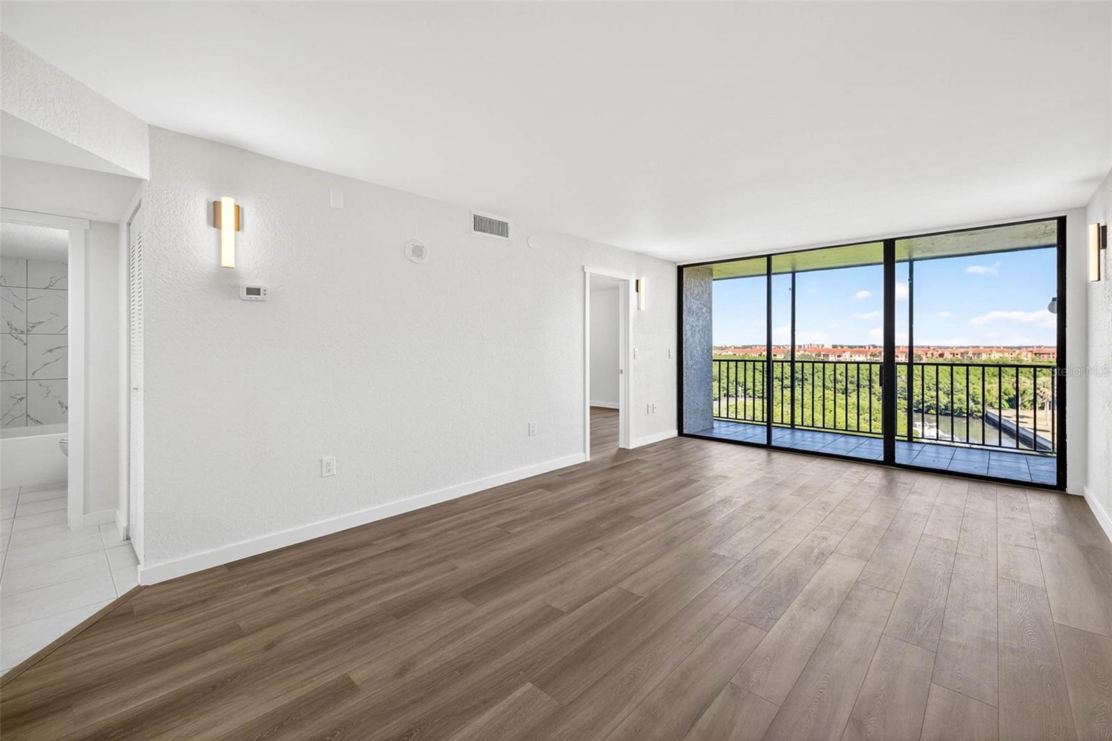 Image 20 of 65 For 900 Cove Cay Drive 6e