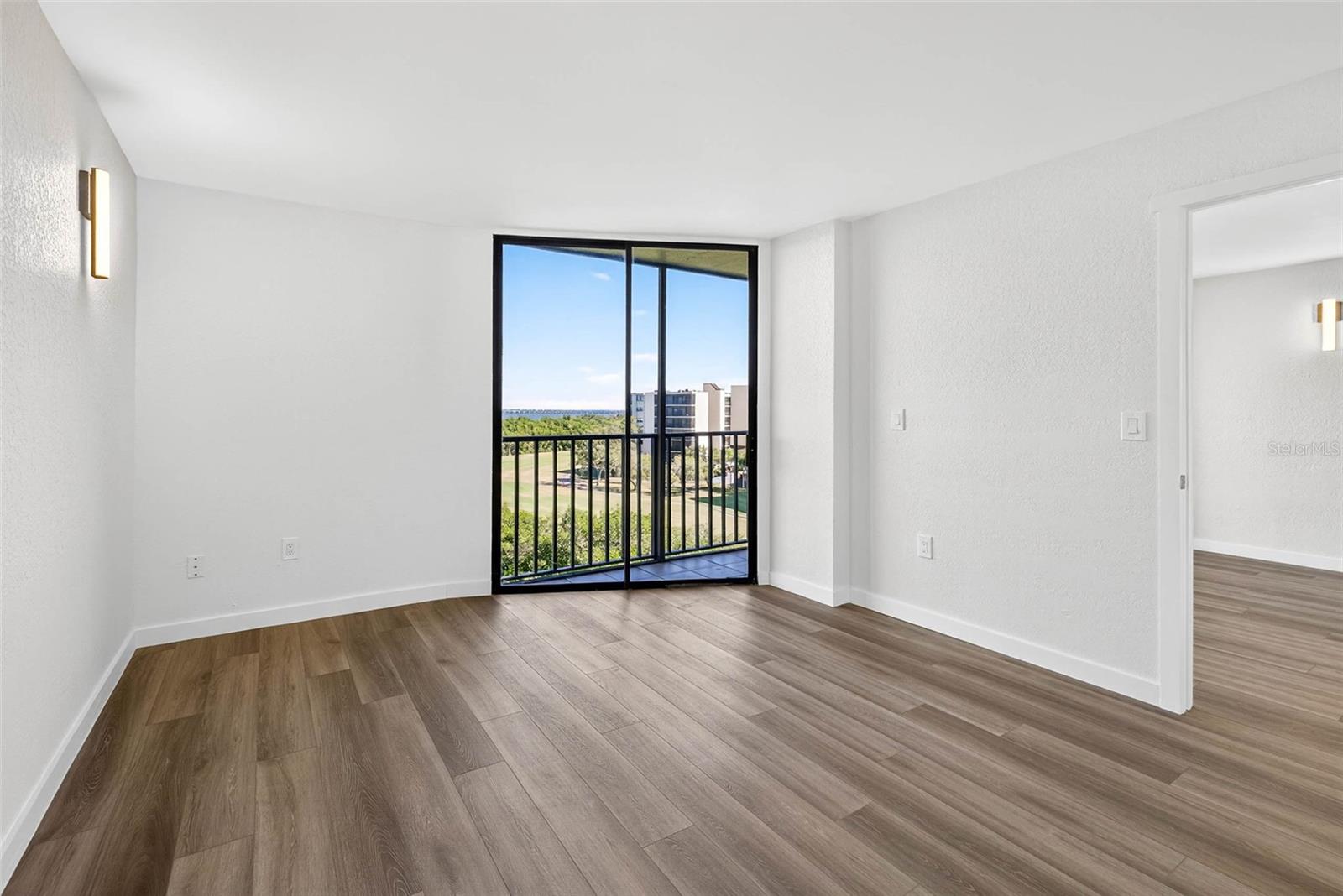 Image 21 of 65 For 900 Cove Cay Drive 6e