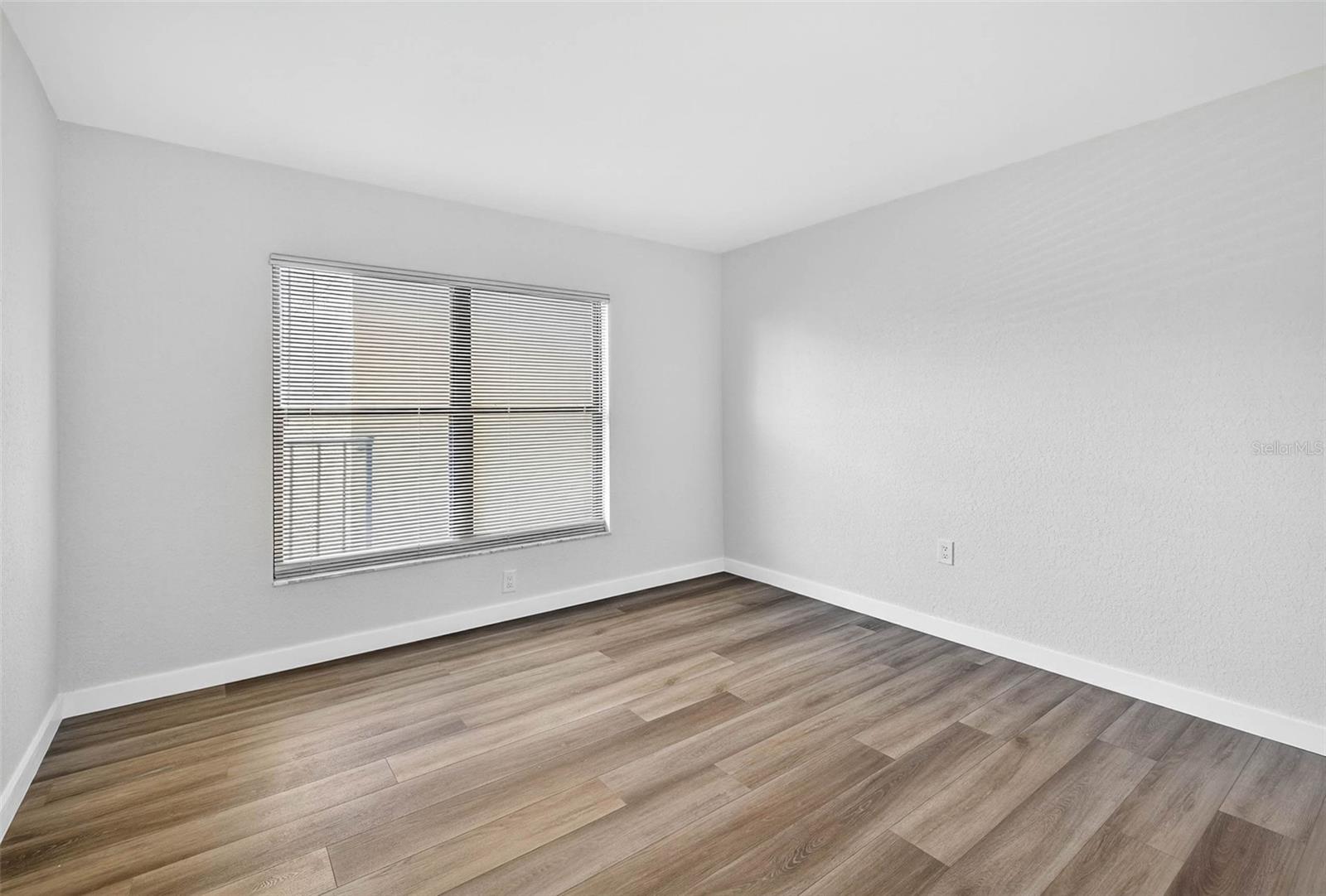 Image 28 of 65 For 900 Cove Cay Drive 6e