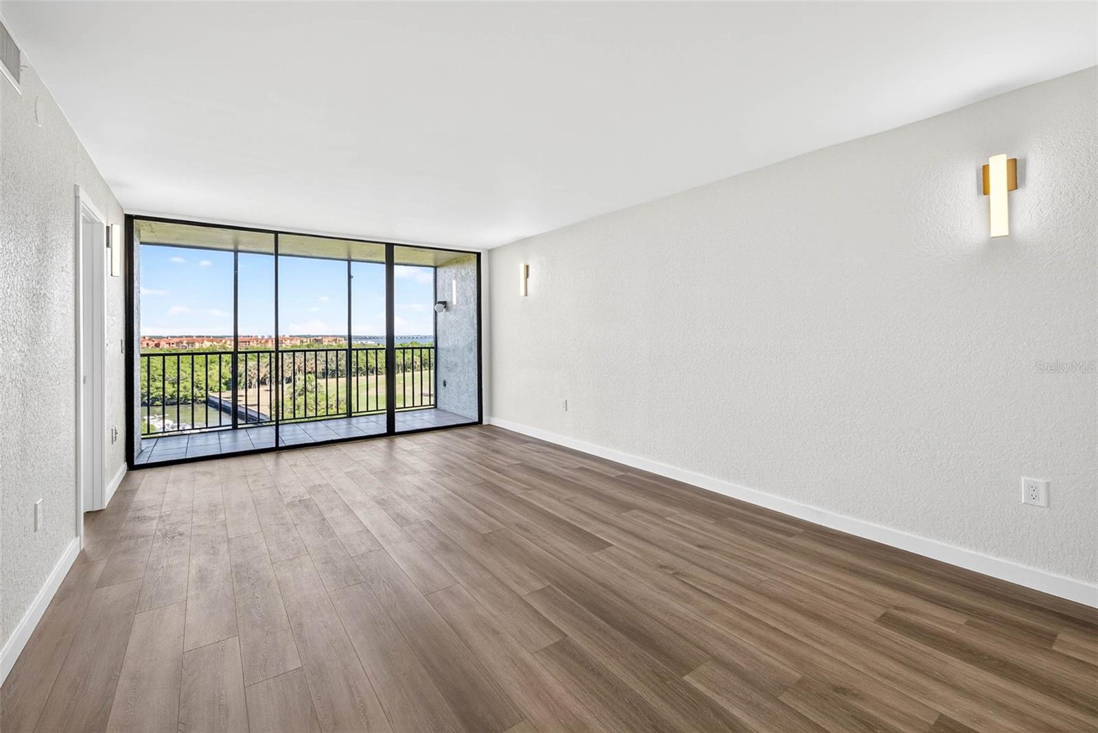 Image 29 of 65 For 900 Cove Cay Drive 6e