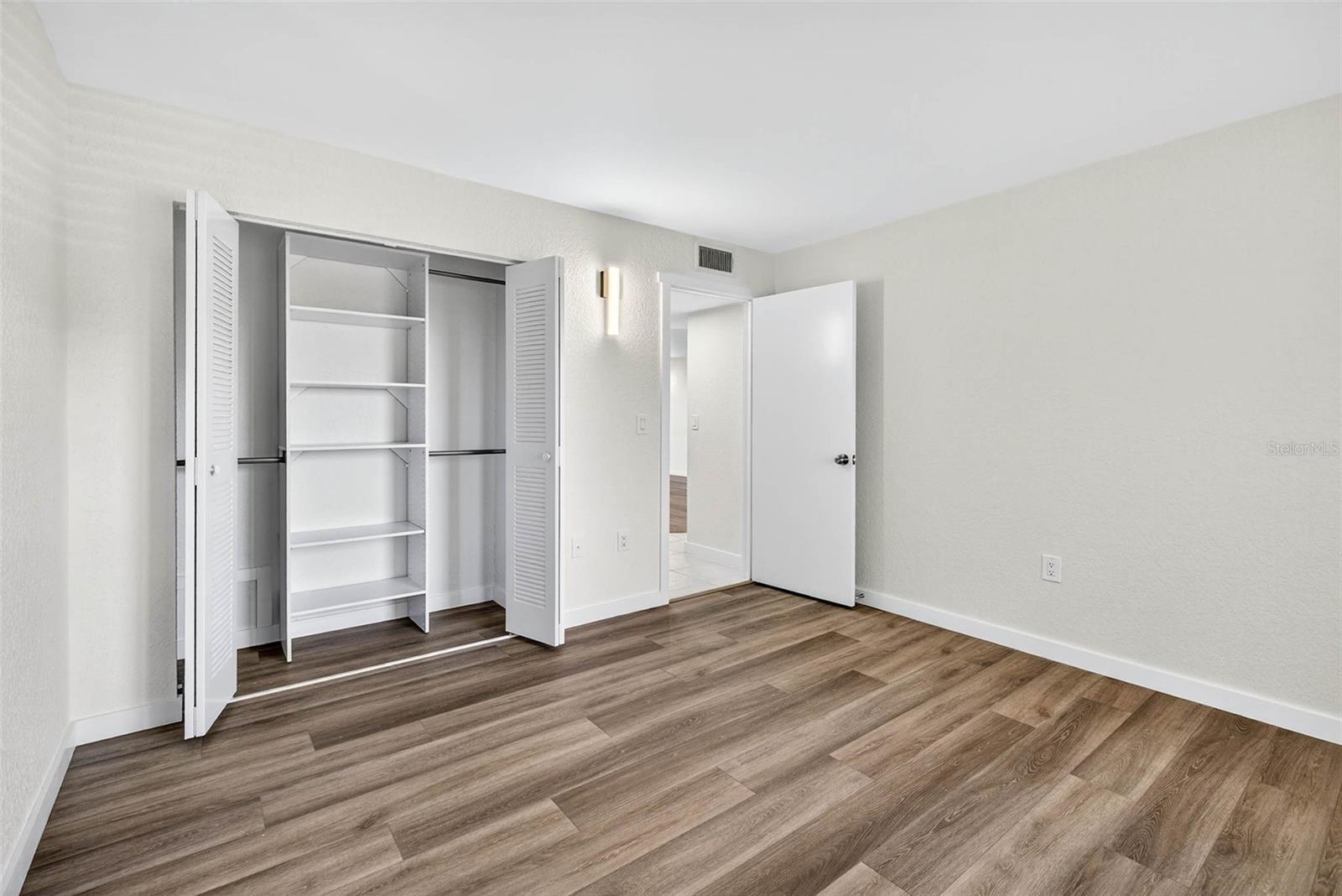 Image 31 of 65 For 900 Cove Cay Drive 6e