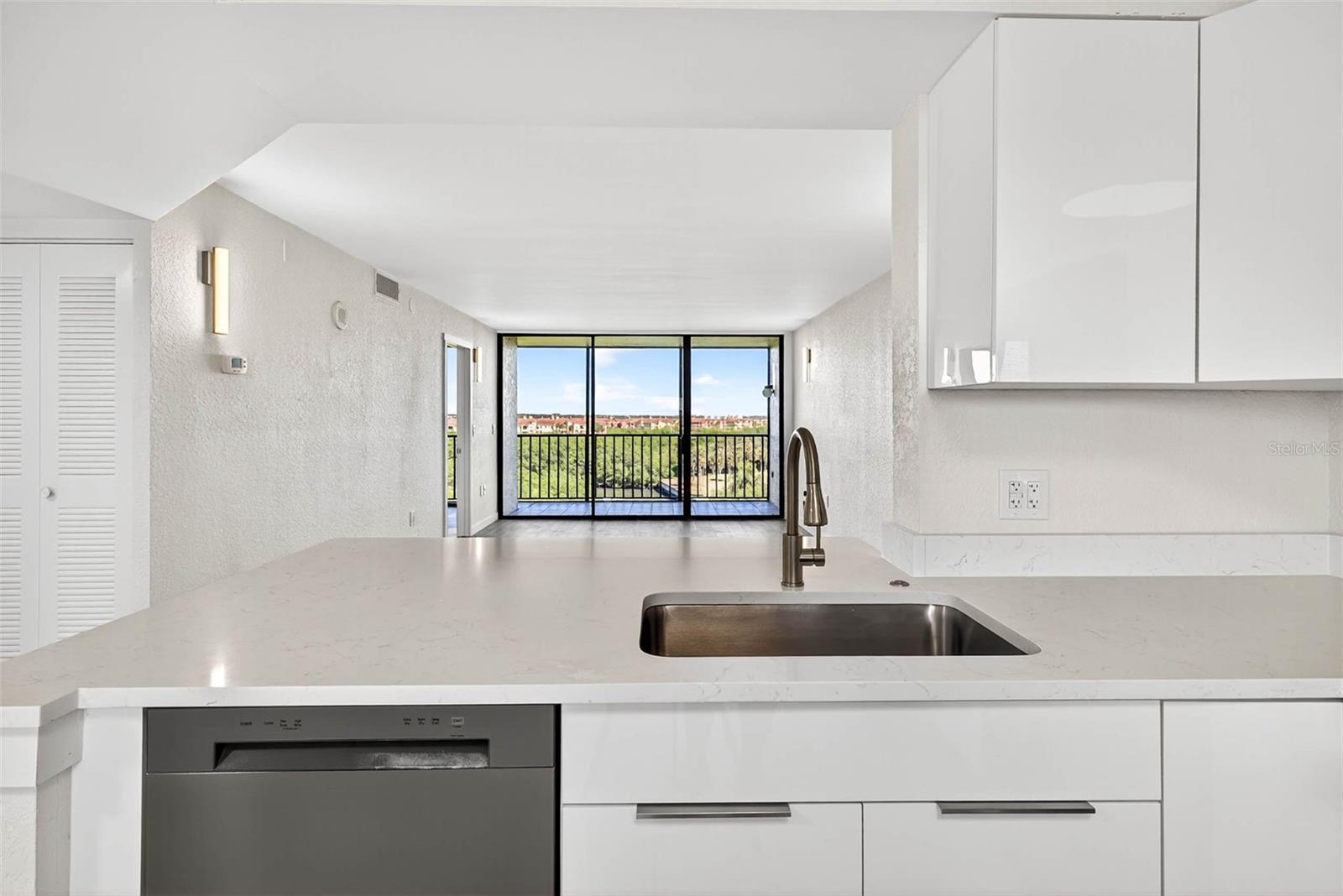 Image 34 of 65 For 900 Cove Cay Drive 6e