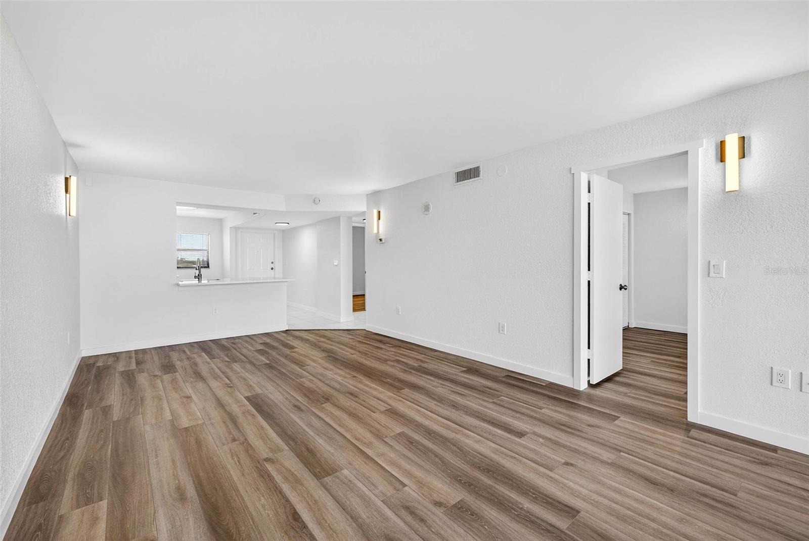 Image 35 of 65 For 900 Cove Cay Drive 6e