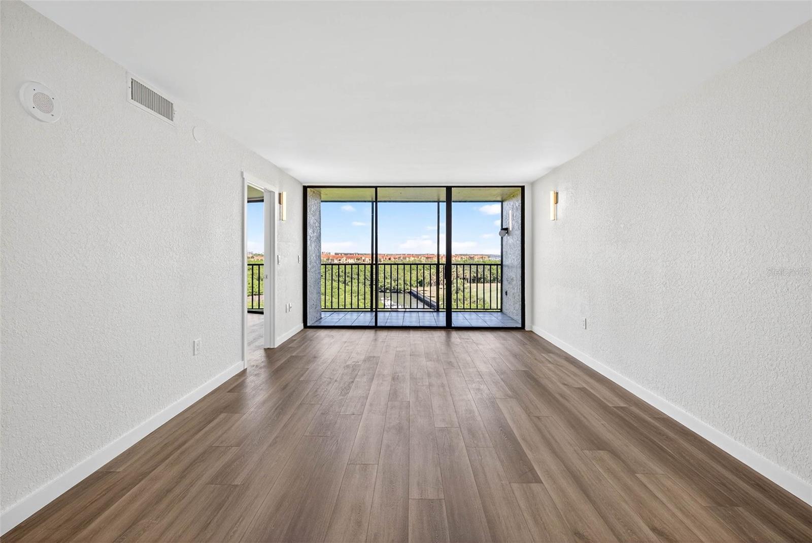 Image 4 of 65 For 900 Cove Cay Drive 6e