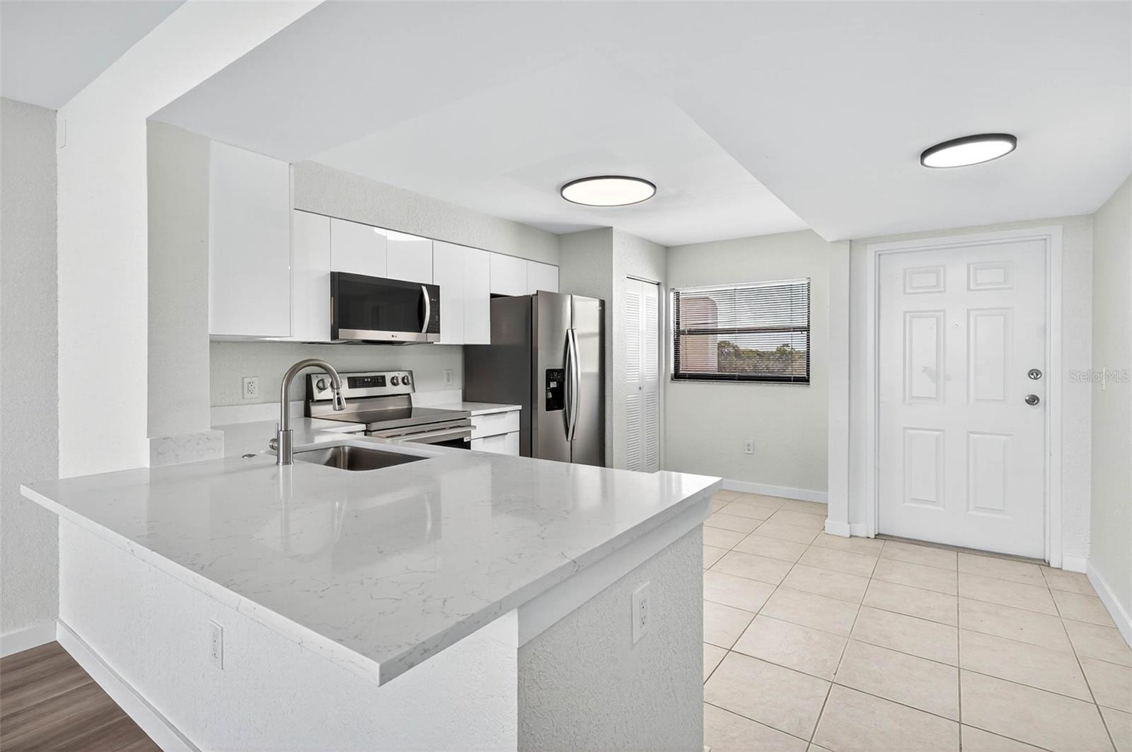 Image 9 of 65 For 900 Cove Cay Drive 6e